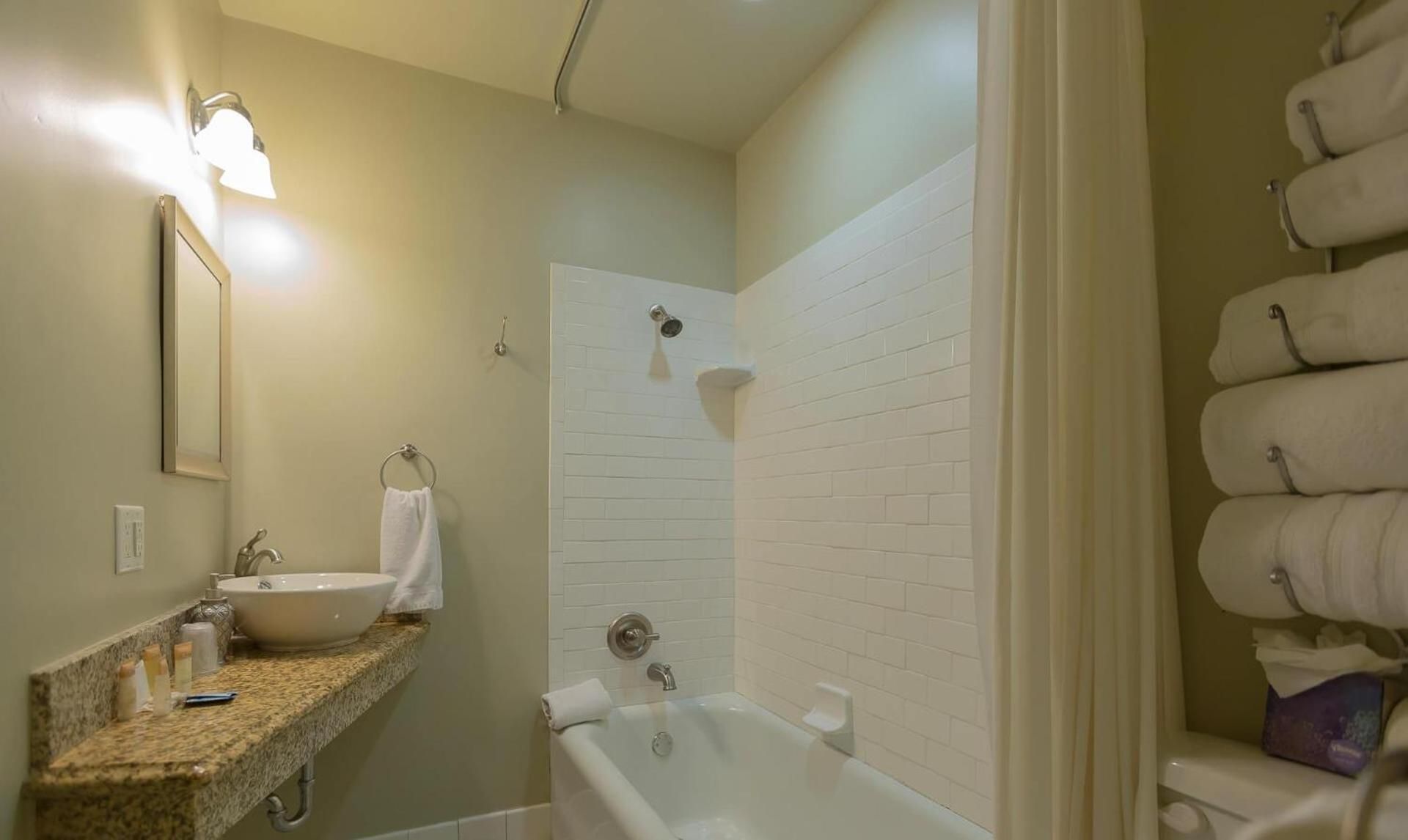 The Campbell Hotel Queen Room 3