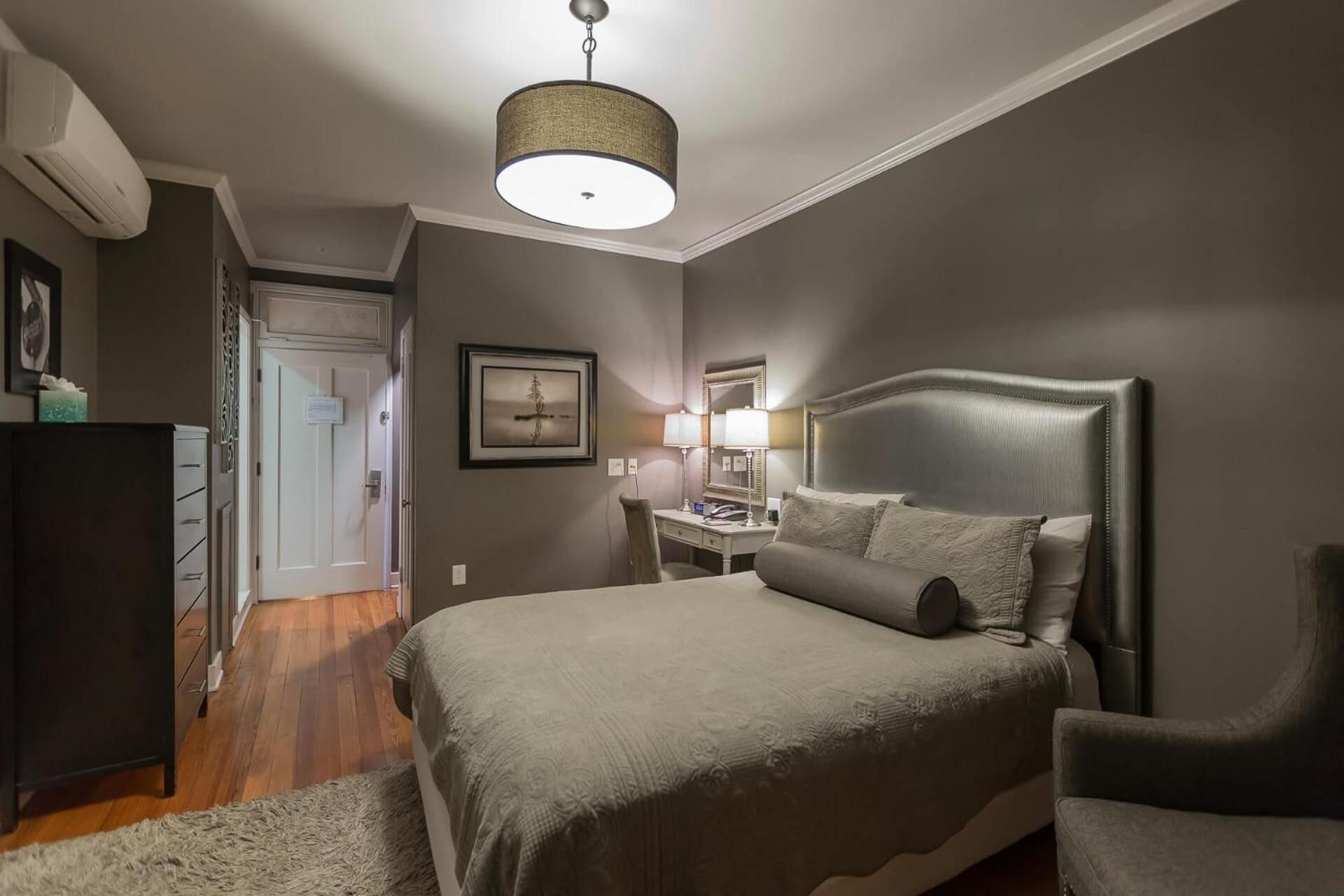 The Campbell Hotel Queen Room 2