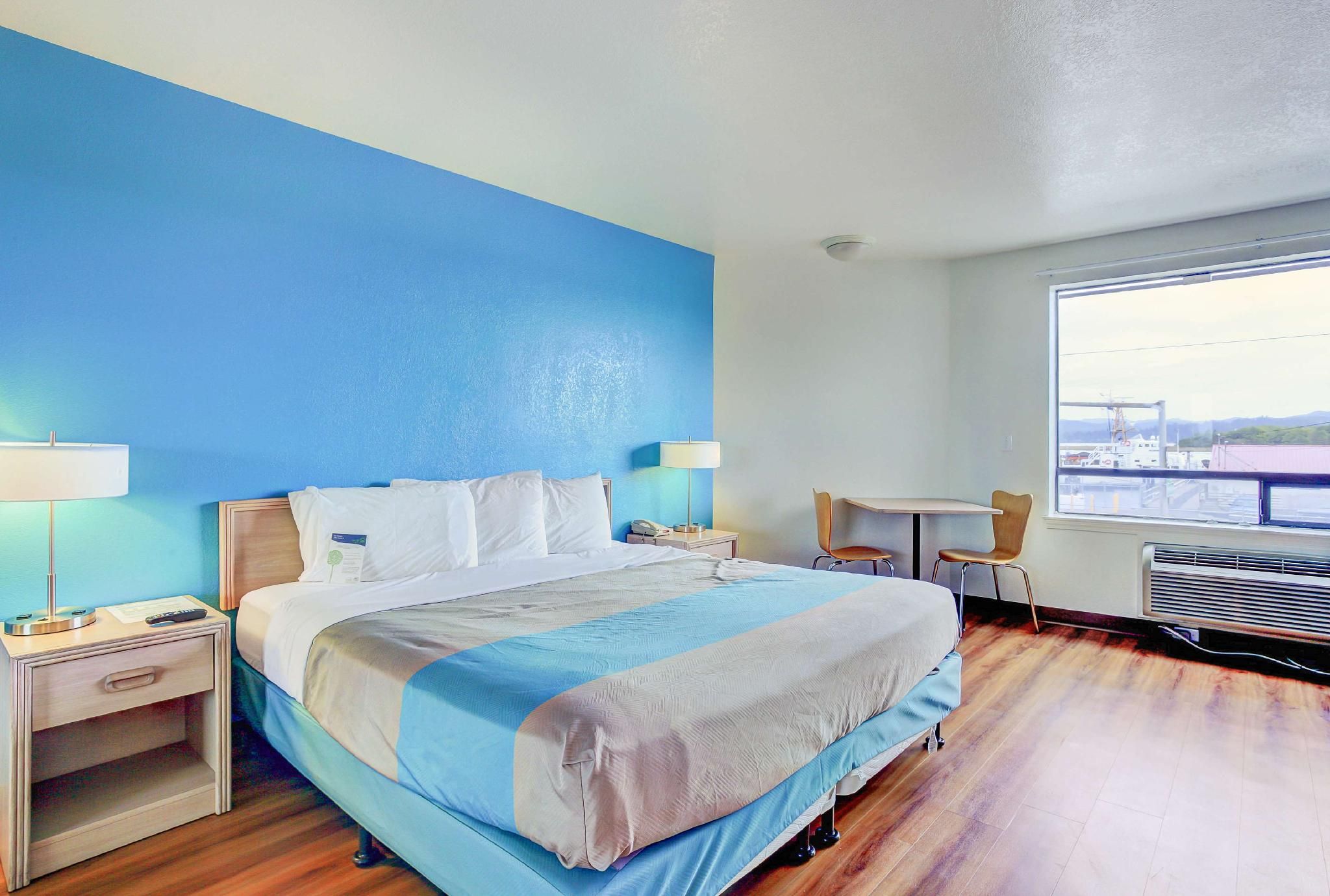 1 Queen Bed | ADA/Tub