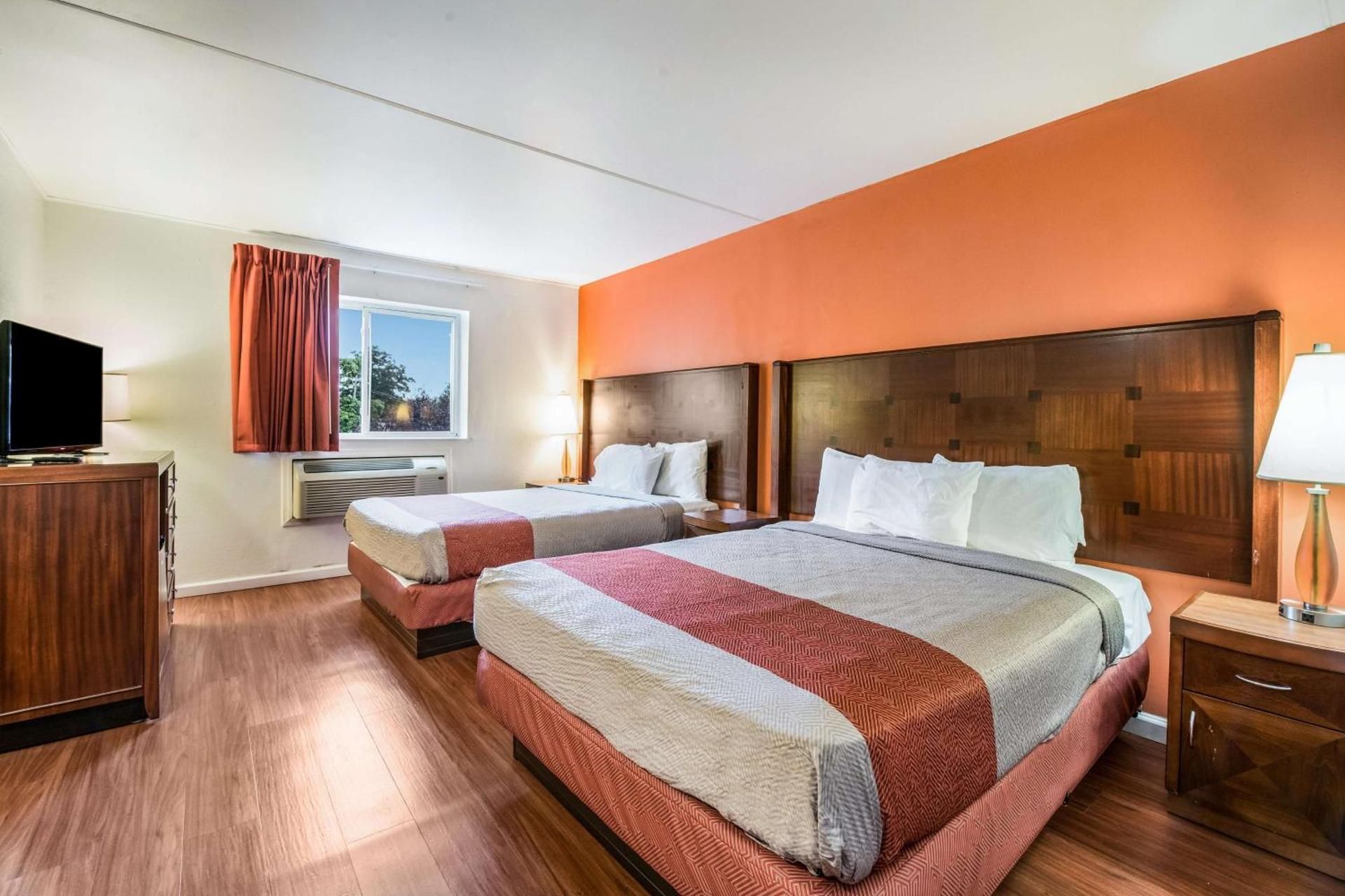 Motel 6 Tinton Falls, NJ - Neptune Deluxe Quadruple Room