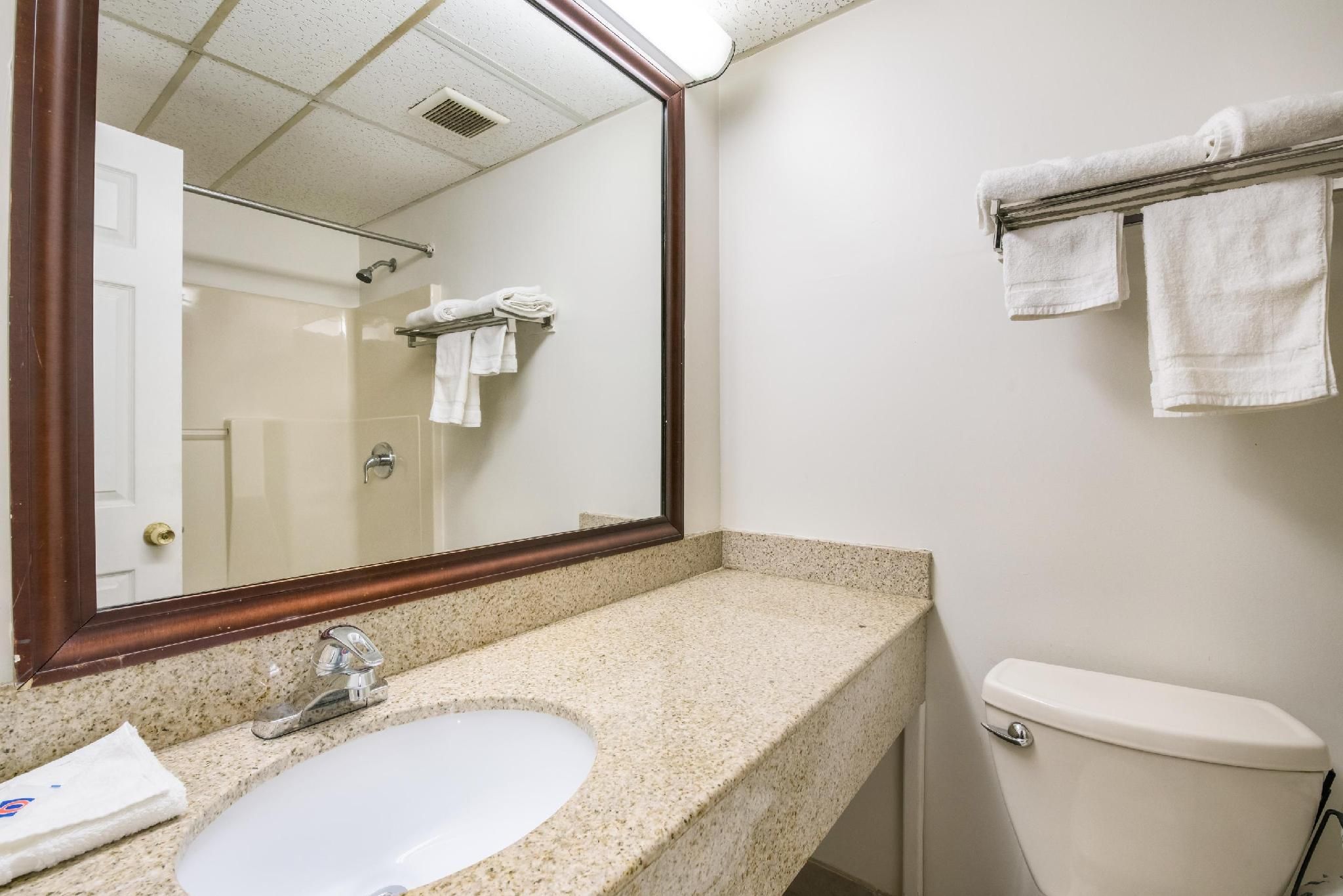 Motel 6 Tinton Falls, NJ - Neptune 1 Queen Bed | Non-Smoking, Hot Tub 3