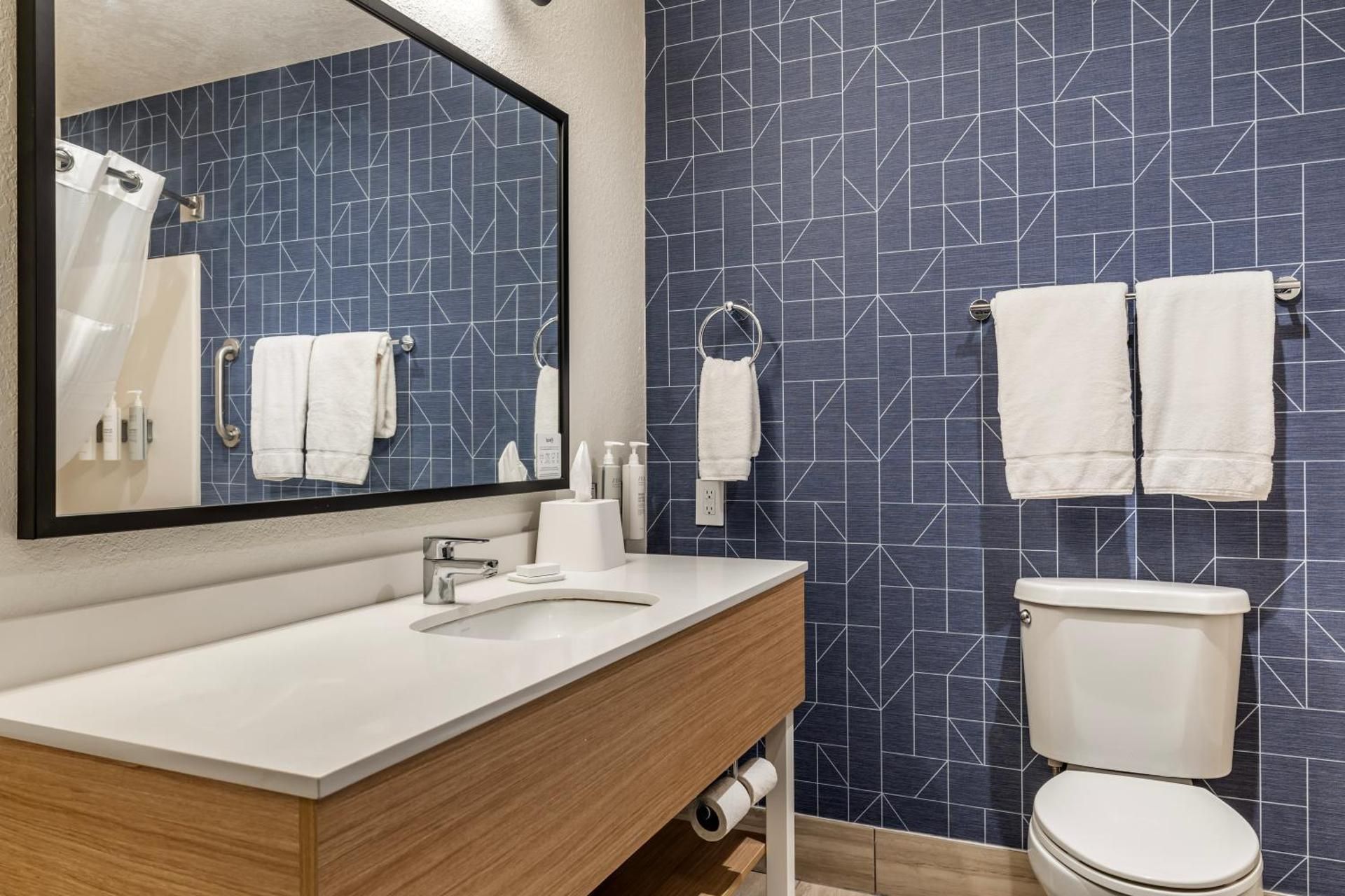 Spark by Hilton La Crosse Onalaska 1 King Hearing Accessible with Sofabed 3