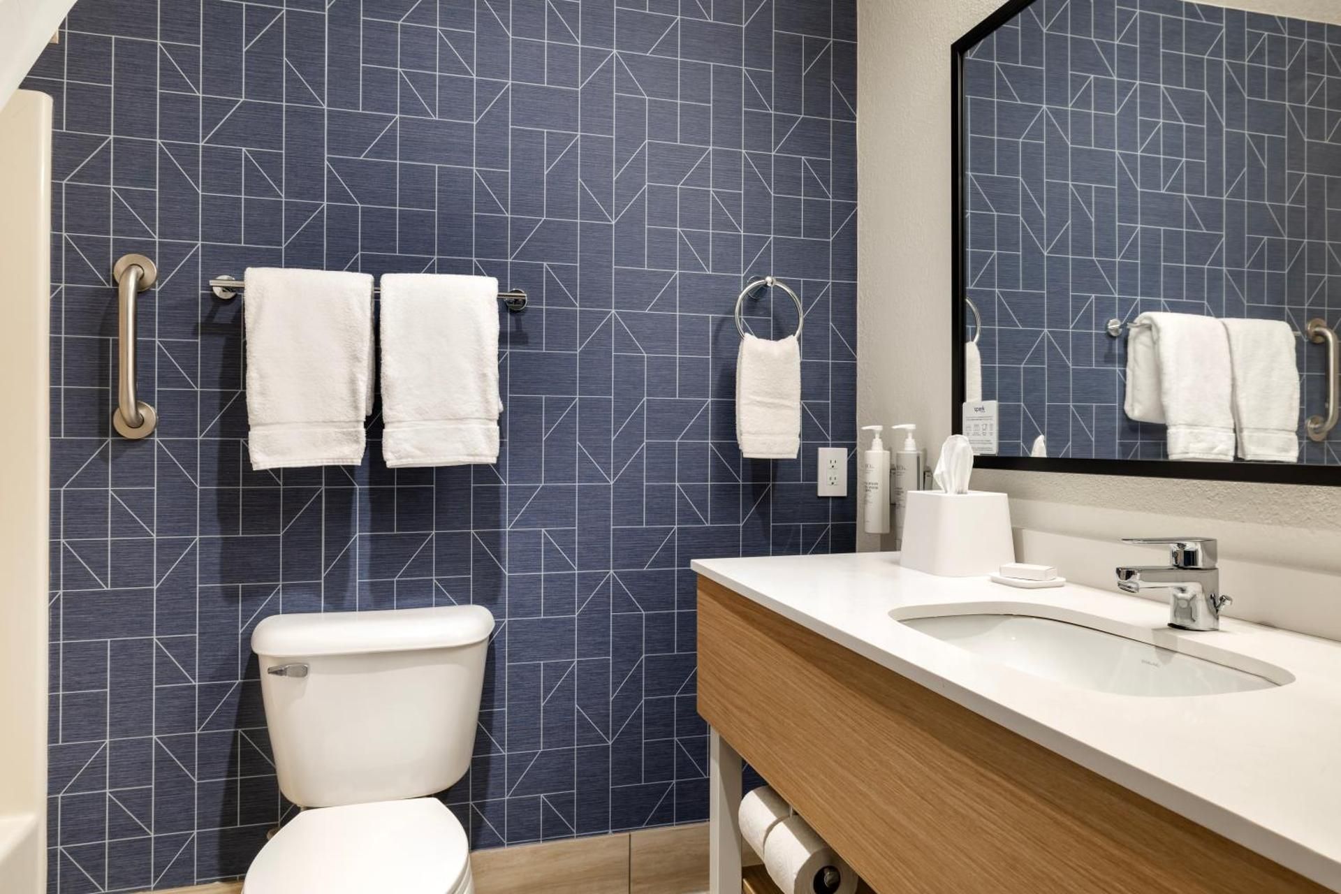 Spark by Hilton La Crosse Onalaska 2 Queen Beds  3