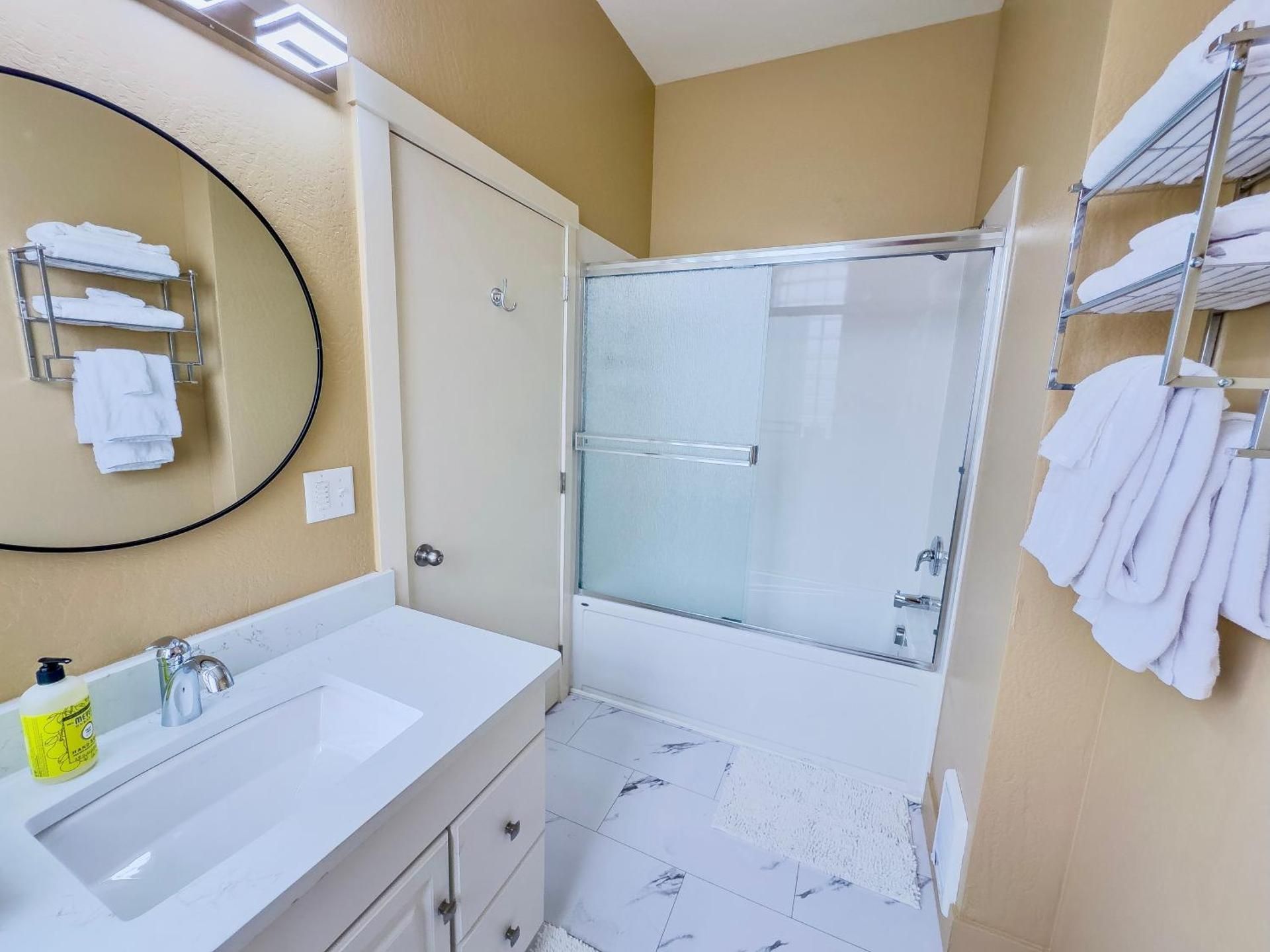 Classic One-Bedroom Apartment with King Bed