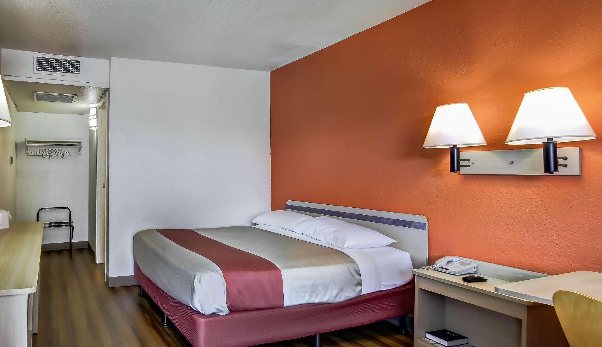 1 Queen Bed |