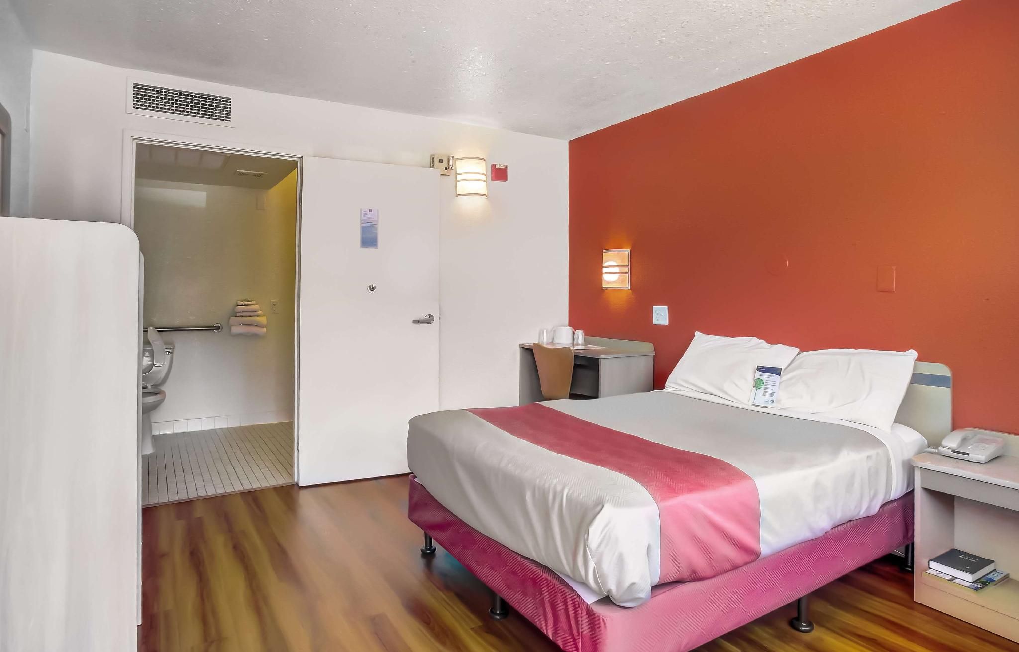 1 Queen Bed | Smoking