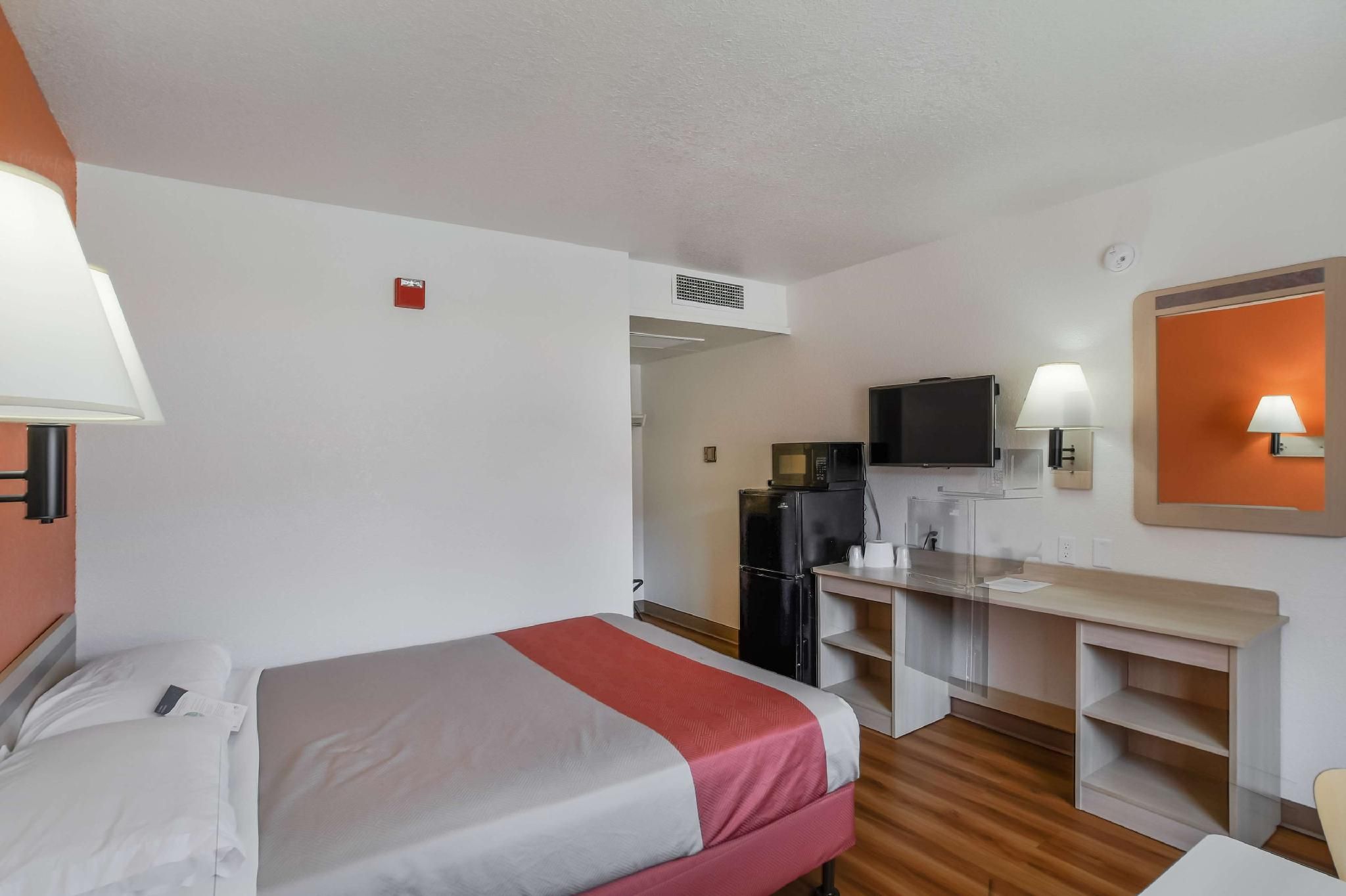 1 Queen Bed |