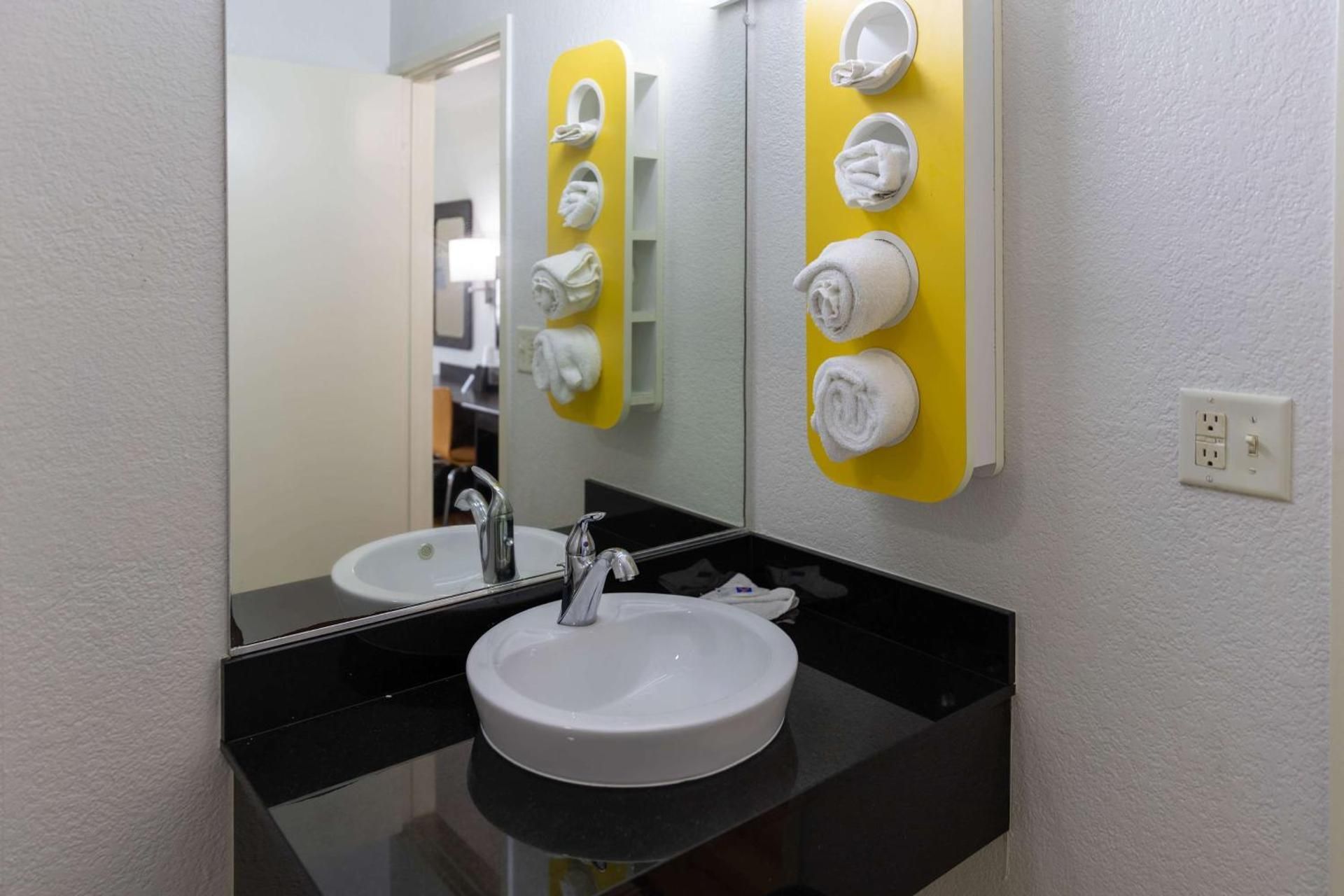 Motel 6 Lufkin, TX Deluxe Quadruple Room - Smoking 3