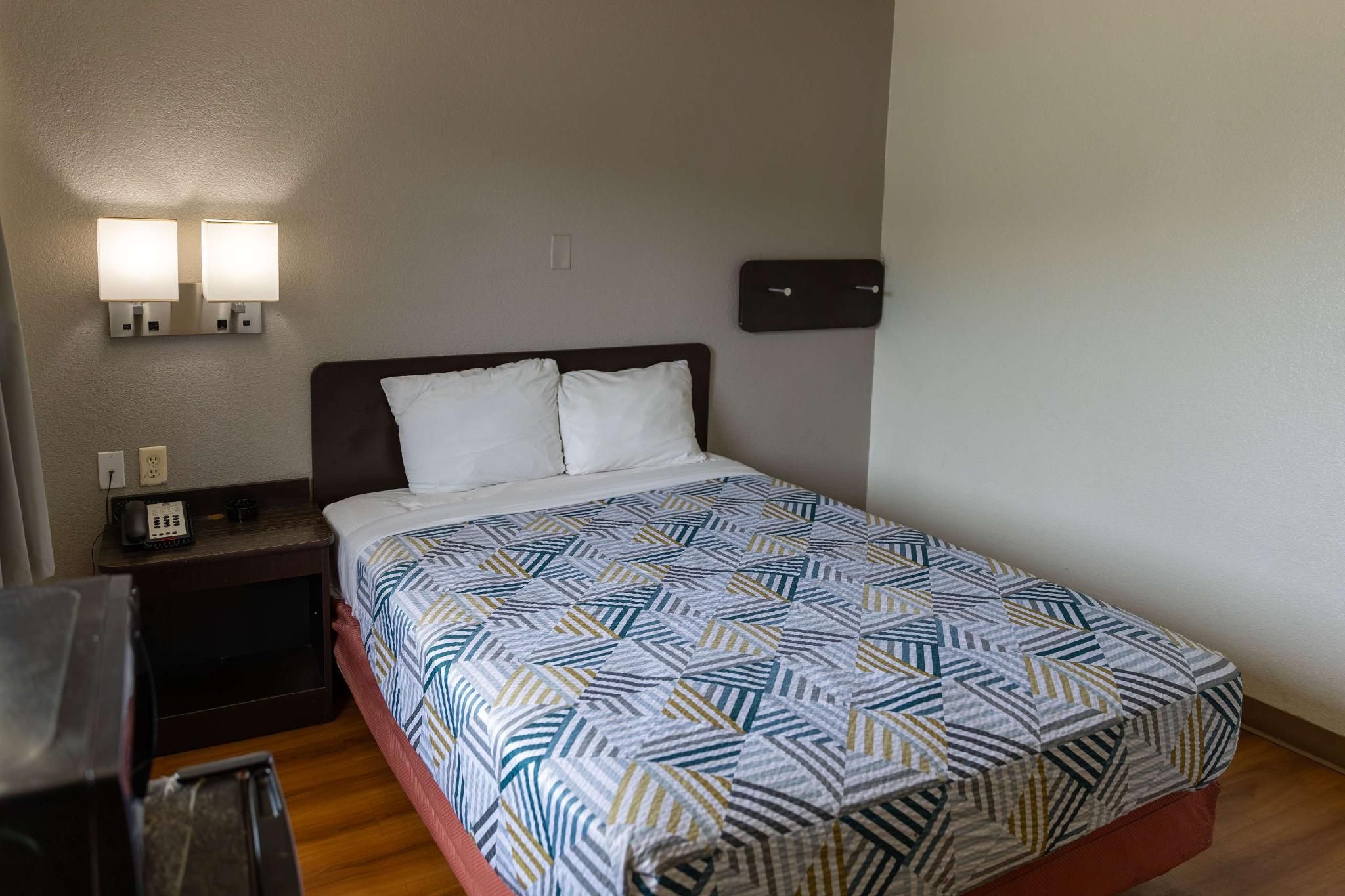 1 QUEEN BED | MOBILITY ACCESSIBLE TUB SMK