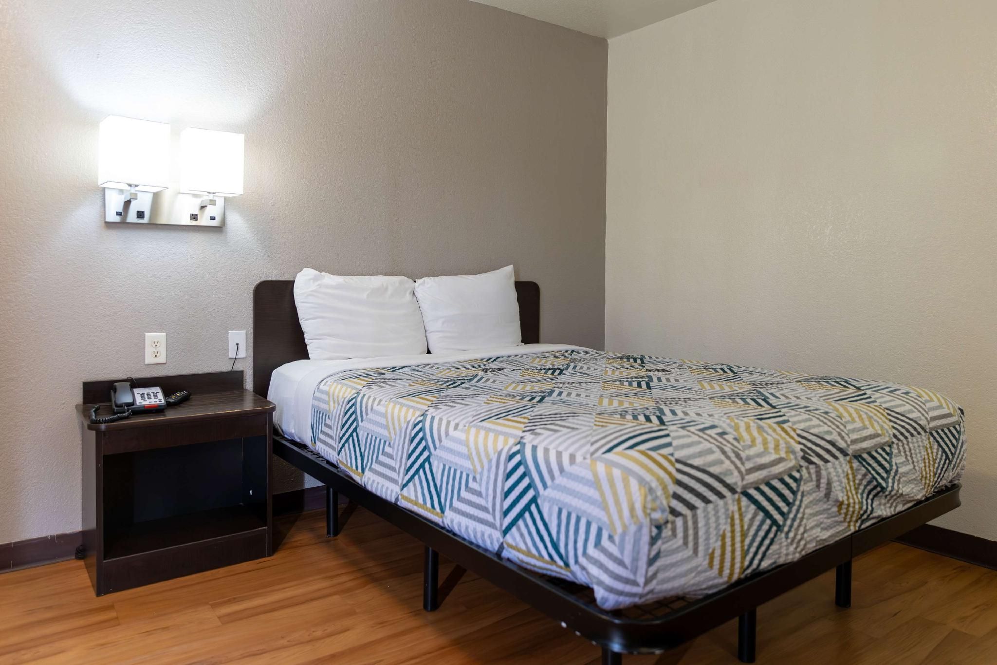 Motel 6 Lufkin, TX 1 QUEEN BED | MOBILITY ACCESS RI SHWR NSMK 3