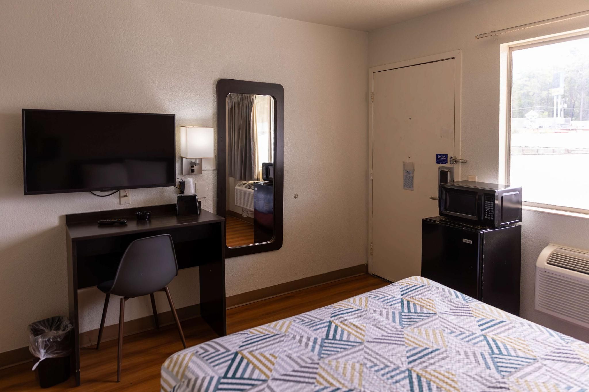 1 QUEEN BED | MOBILITY ACCESSIBLE TUB SMK