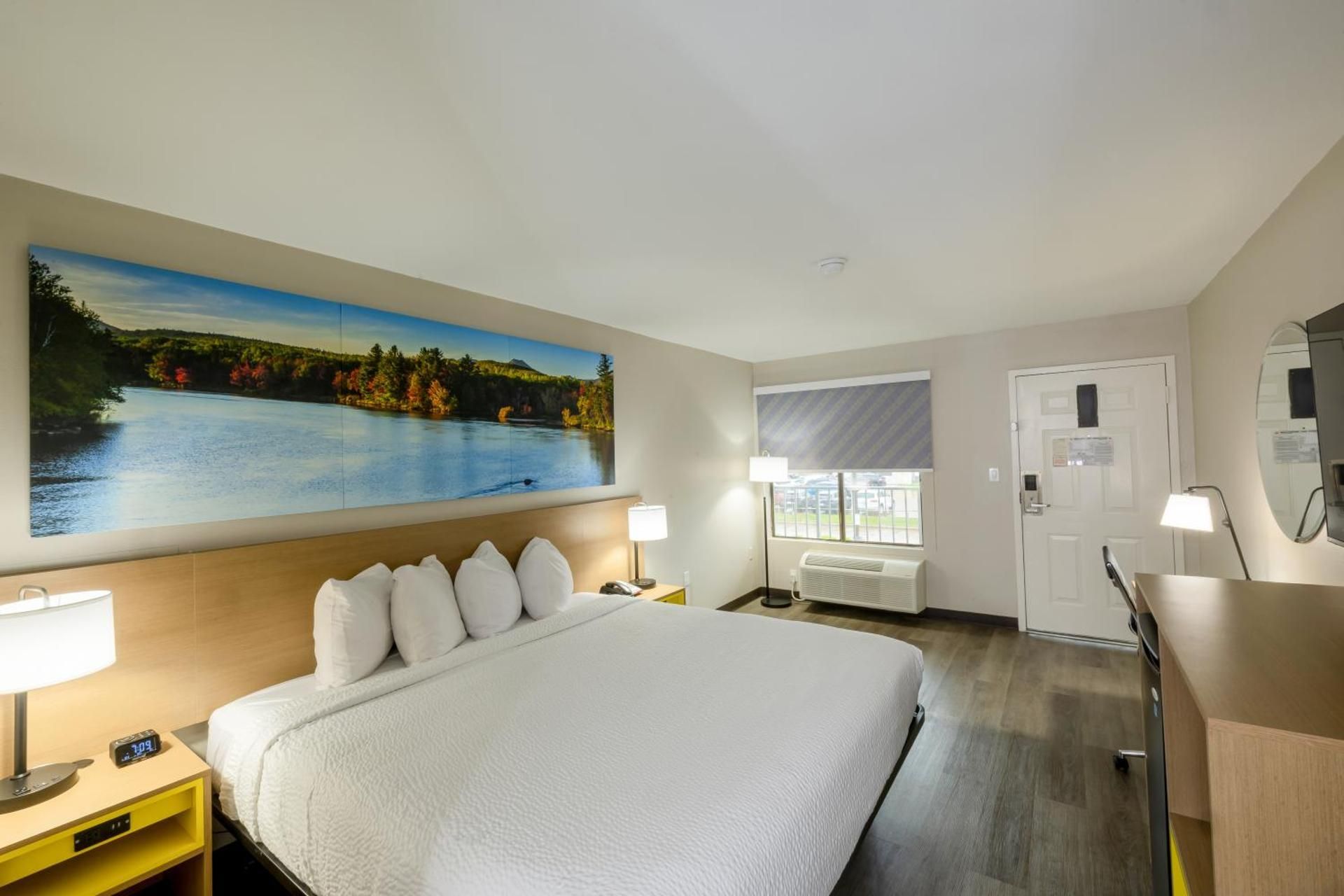 King Room with Bathtub with Grab Bars - Mobility Accessible/Non-Smoking