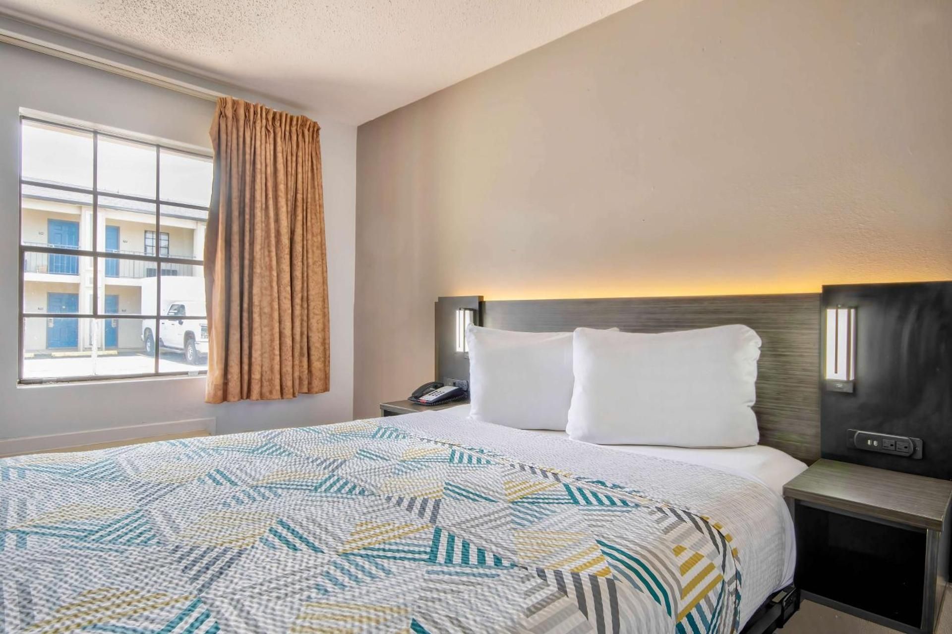 1 Queen Bed | Mobility Accessible Tub Nsmk