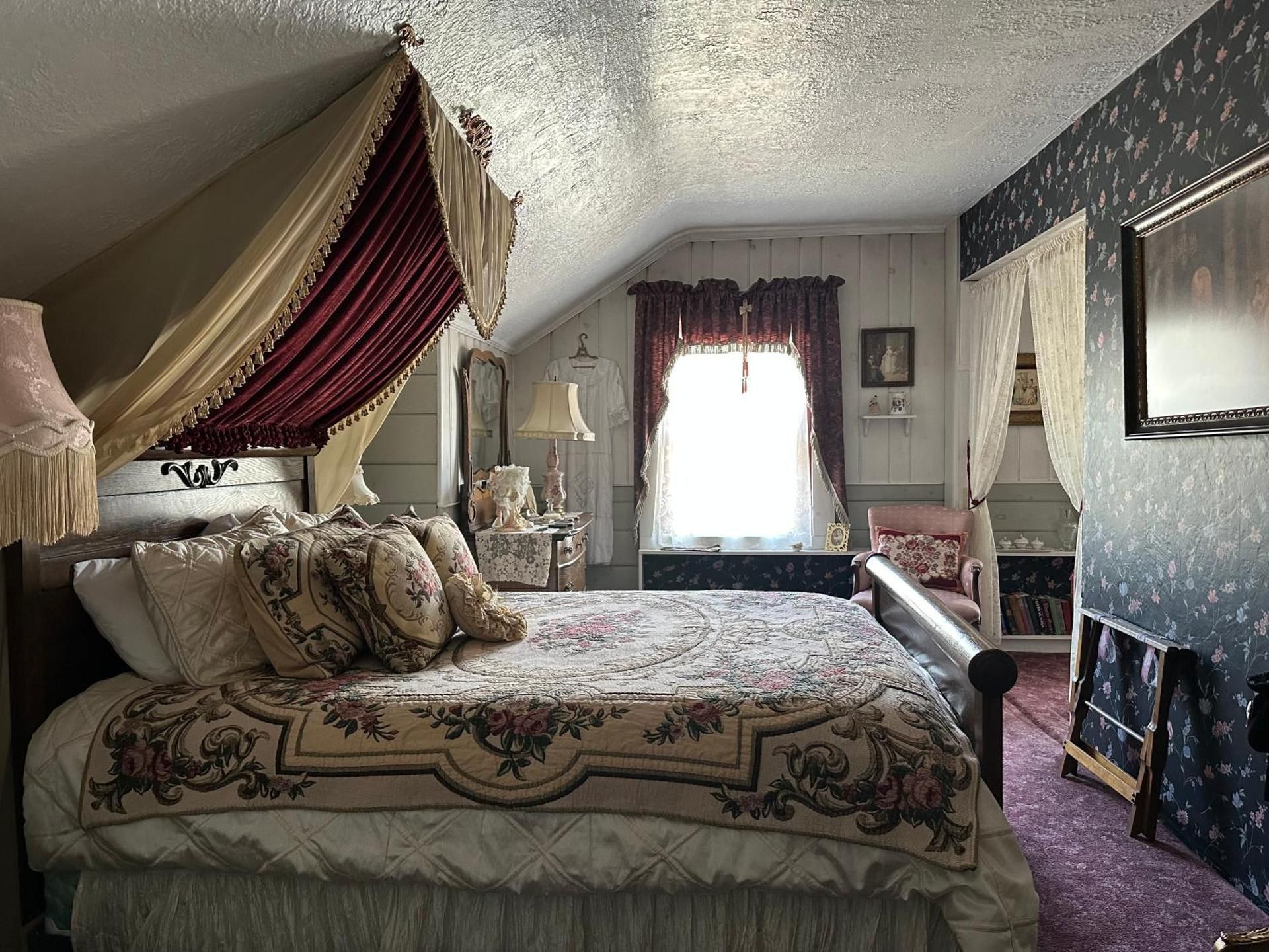 Deluxe Queen Suite