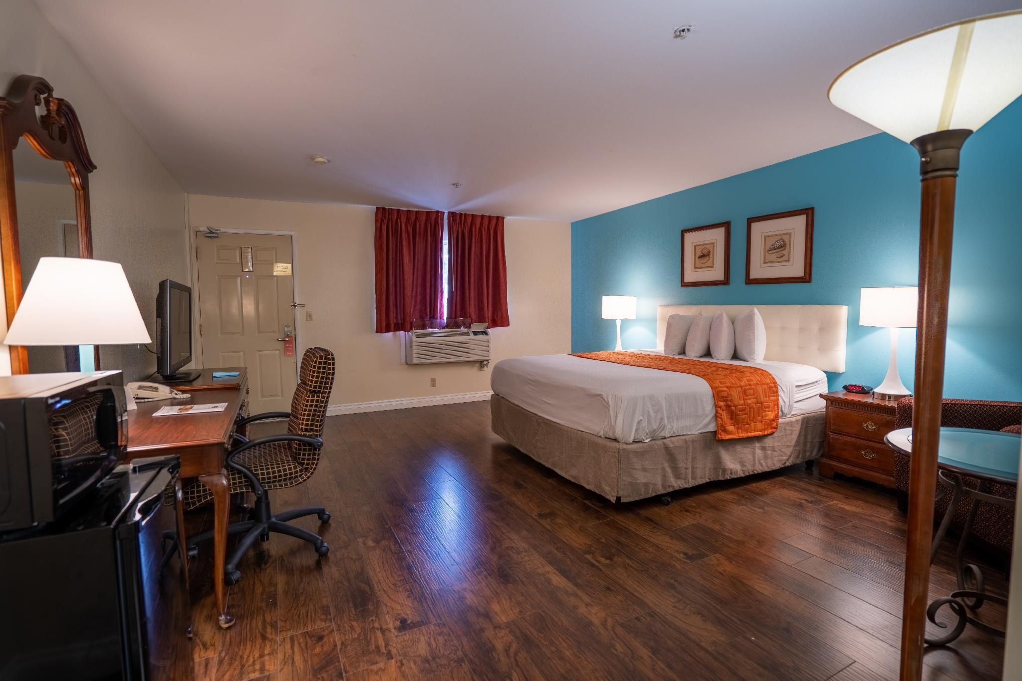 1 King Bed Deluxe Room Non-Smoking