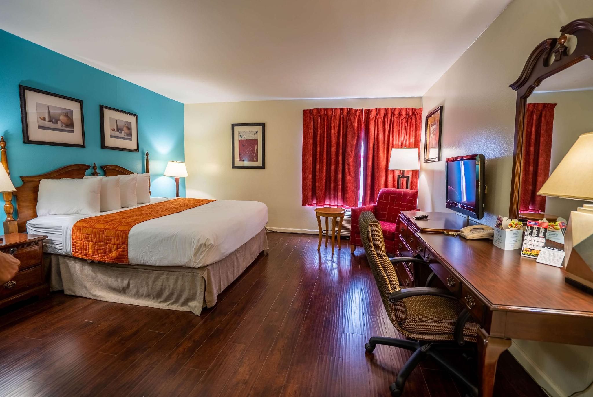 1 King Bed Non-Smoking