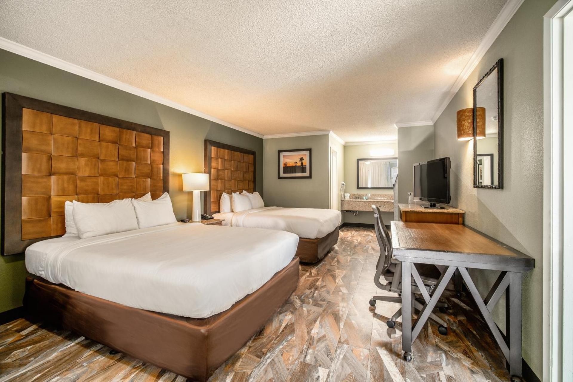 2 Queen Beds, Suite, Smoke Free