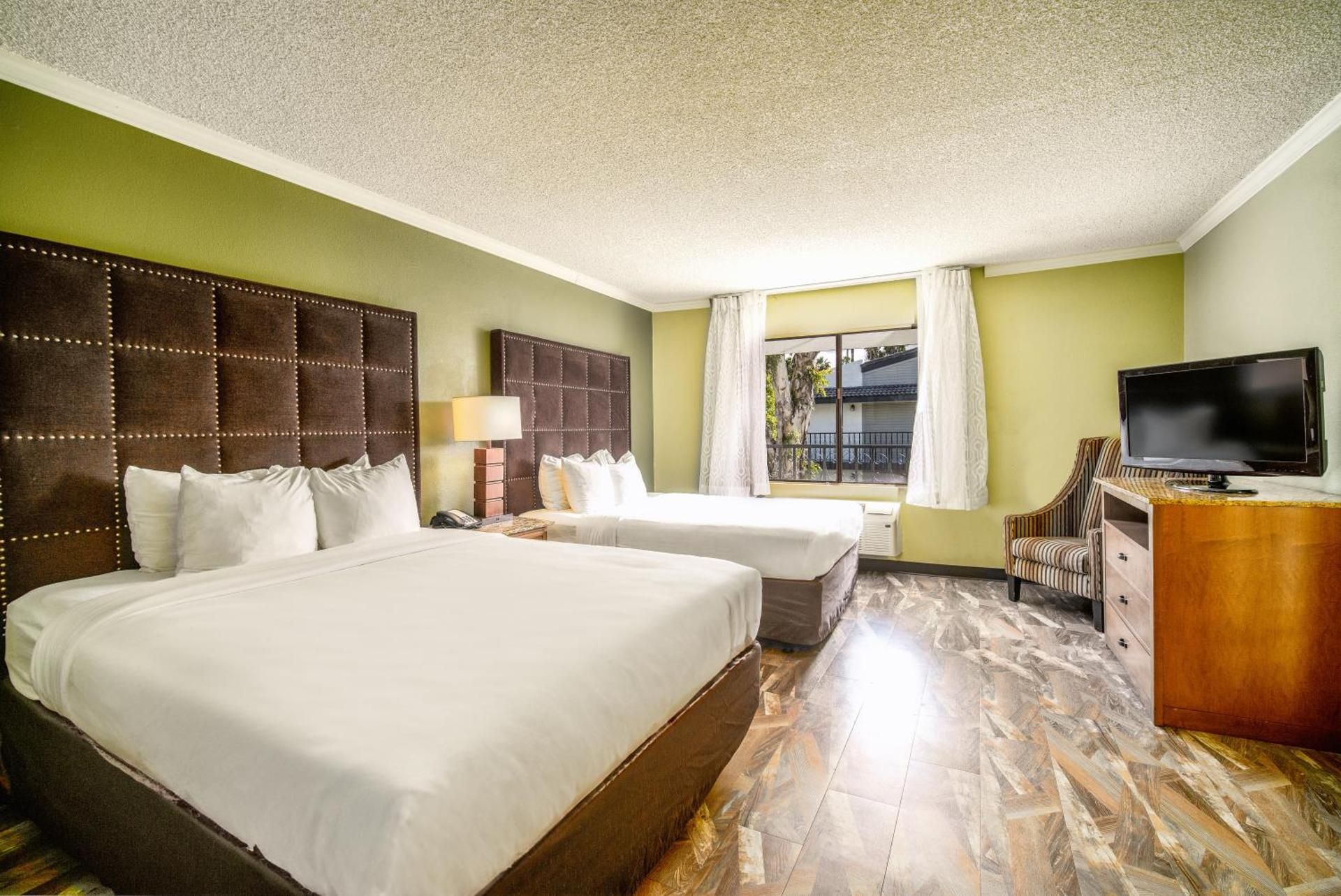 3 Queen Beds, Suite, Nonsmoking, Upgrade
