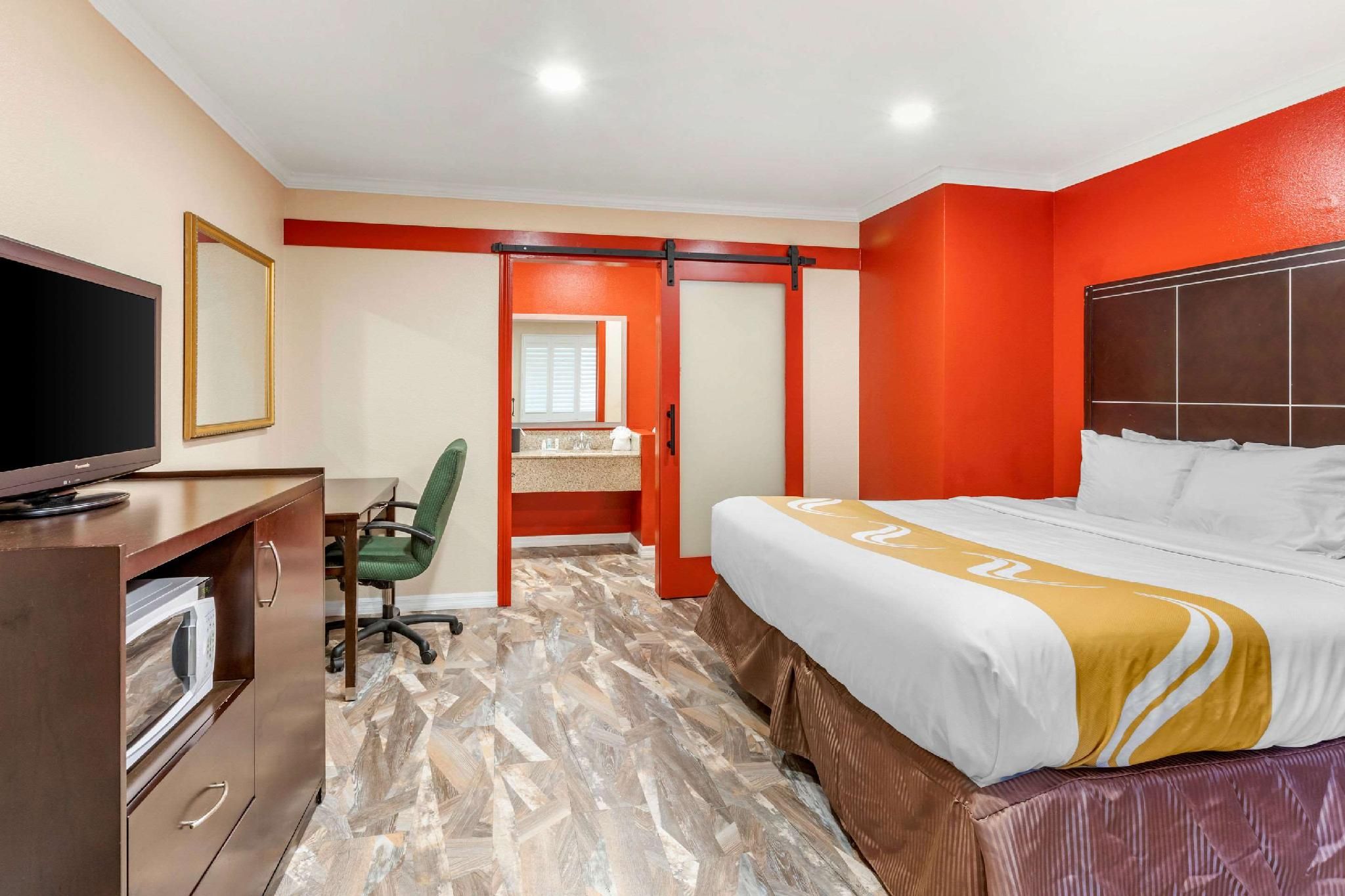 1 King Bed Non-Smoking Accessible