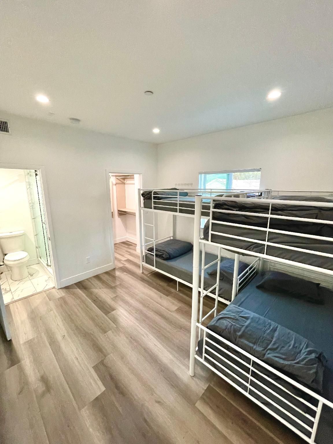 Shared Room for 6 People with Bunk Bed