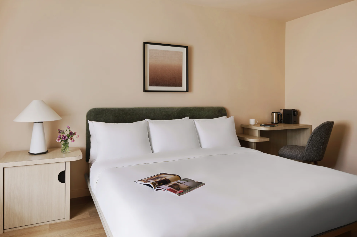 Accessible Guest room, 1 King, Roll-In Shower