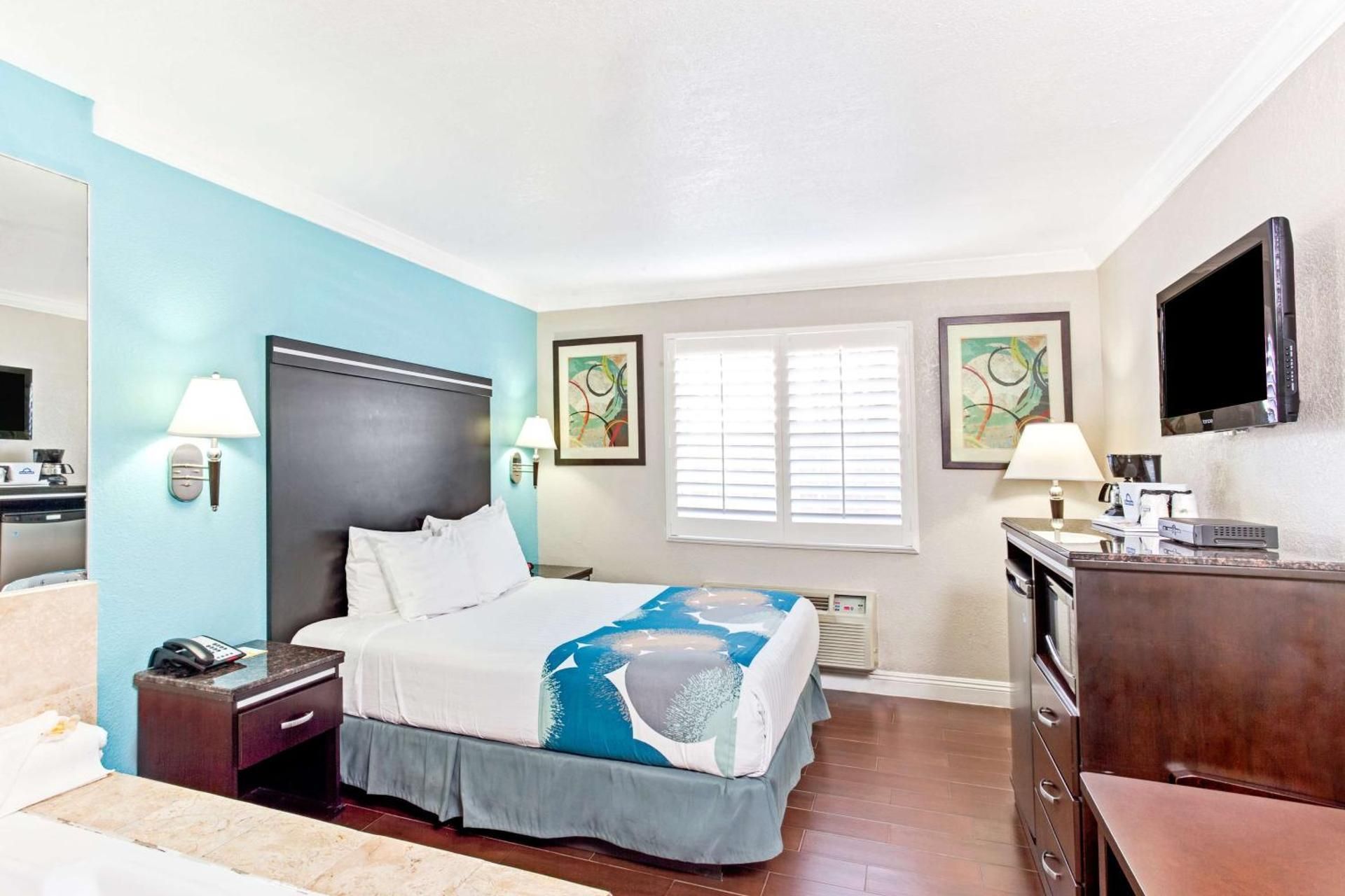 Queen Studio Suite with Spa Bath