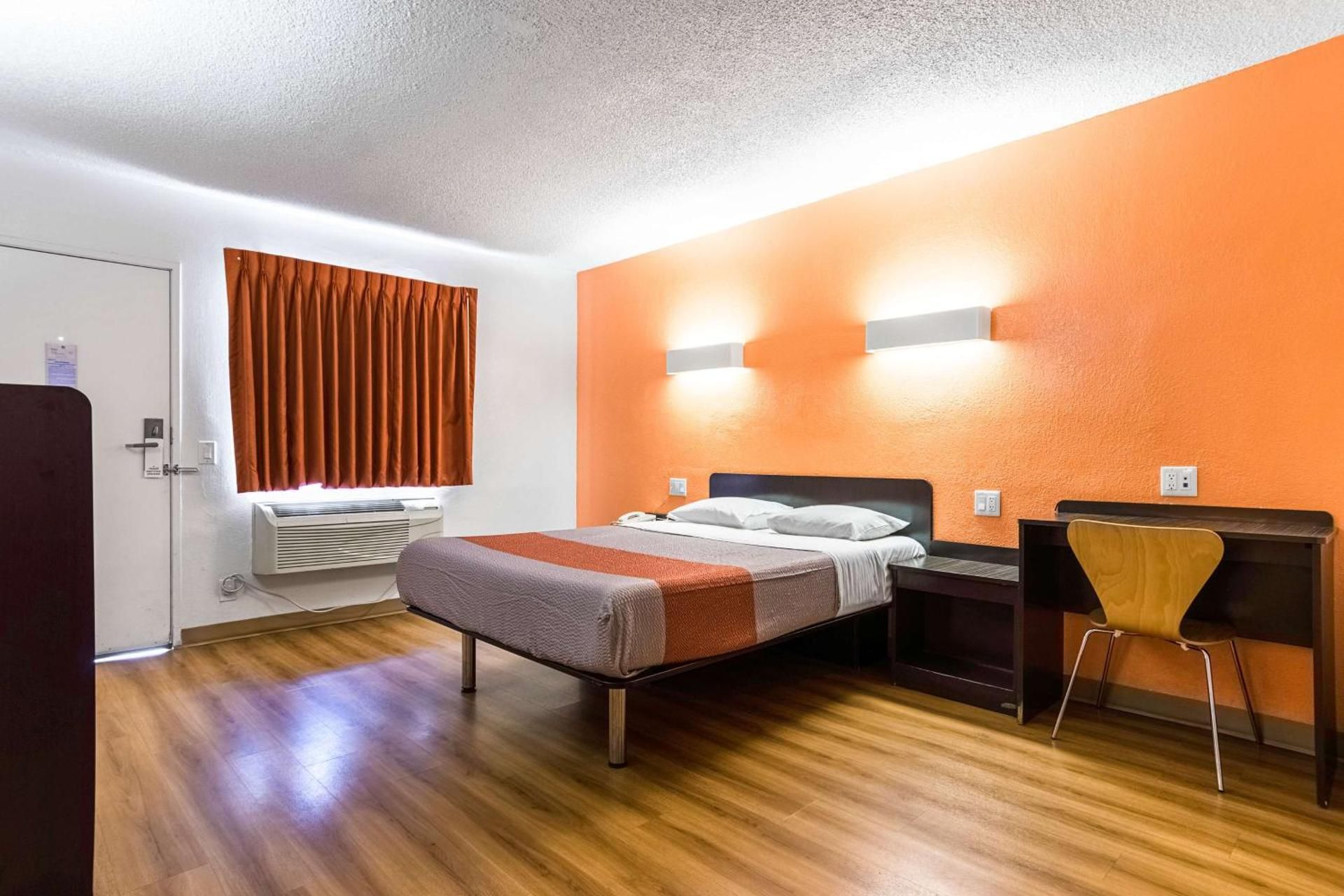 Queen Room - Non-Smoking