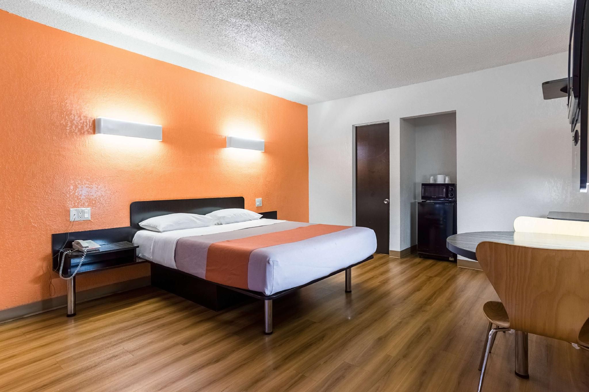 1 QUEEN BED | NON-SMOKING