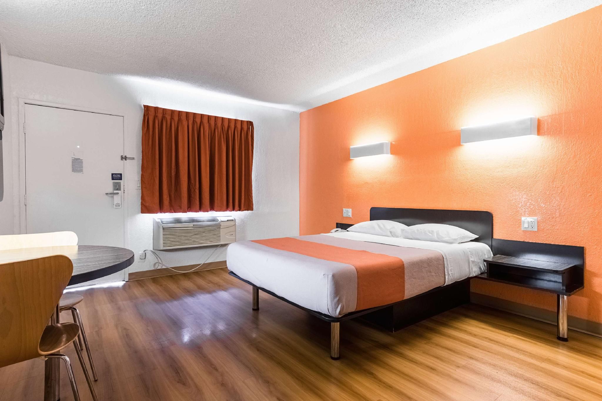 1 QUEEN BED | NON-SMOKING