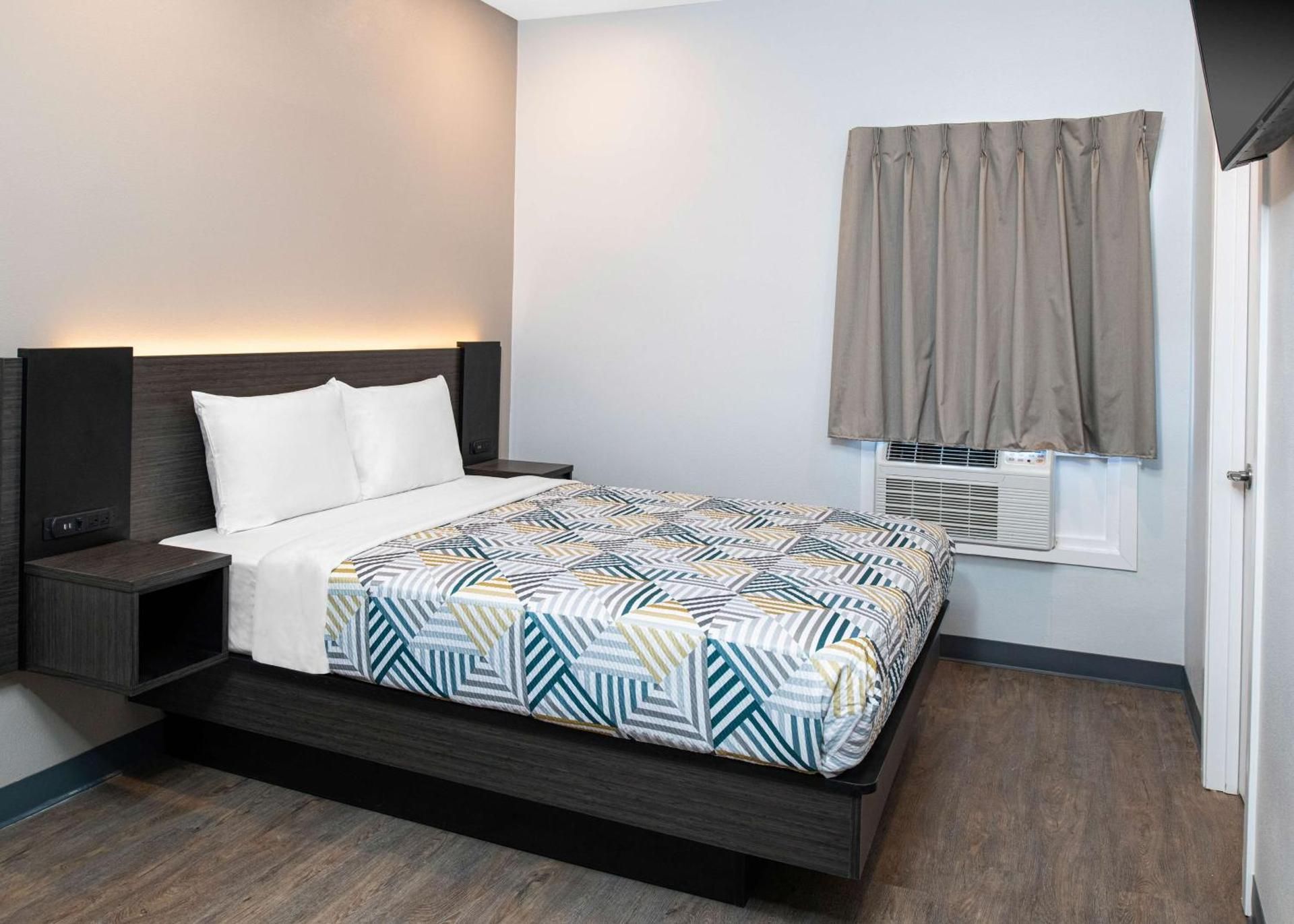 1 King Bed | Non-Smoking