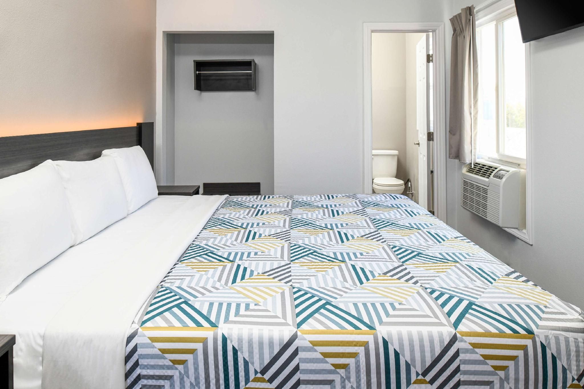 1 King Bed | Non-Smoking