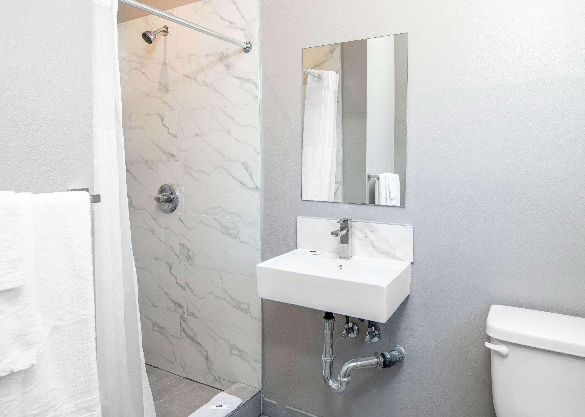 1 King Bed | Mobility Accessible RI Shower Nsmk
