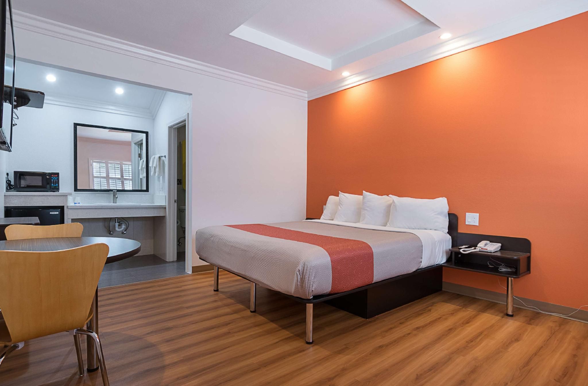 1 King Bed | Non-Smoking, Micfridge