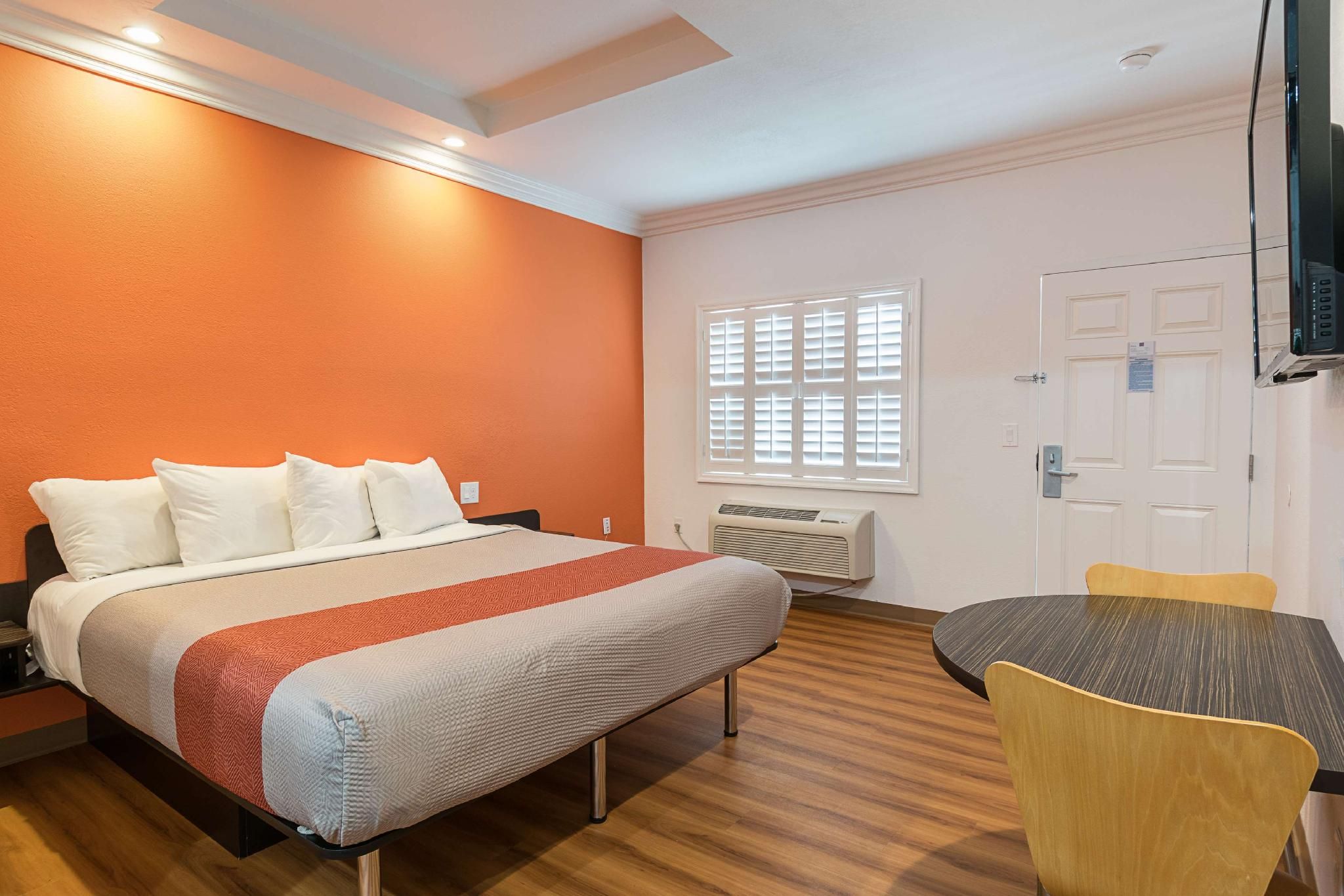 1 King Bed | Non-Smoking, Micfridge