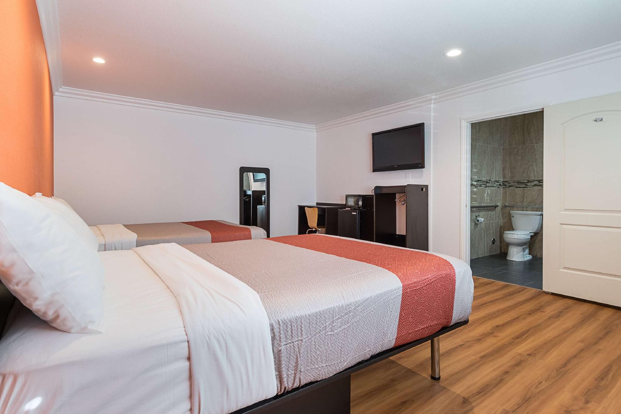 2 Queen Beds | Mob Acc RI Shwr Nsmk Micfridg