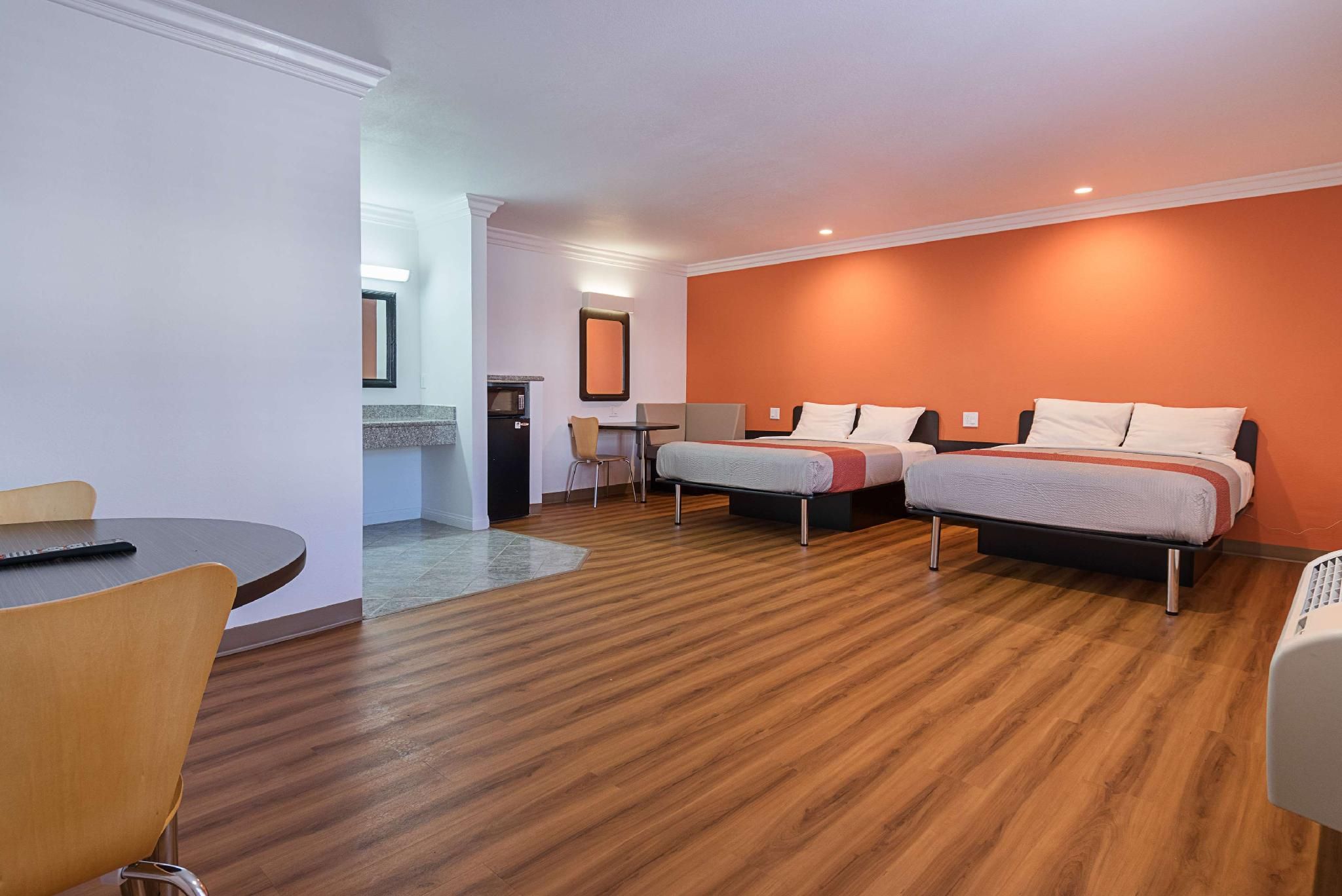2 Queen Beds | Mob Acc RI Shwr Nsmk Micfridg