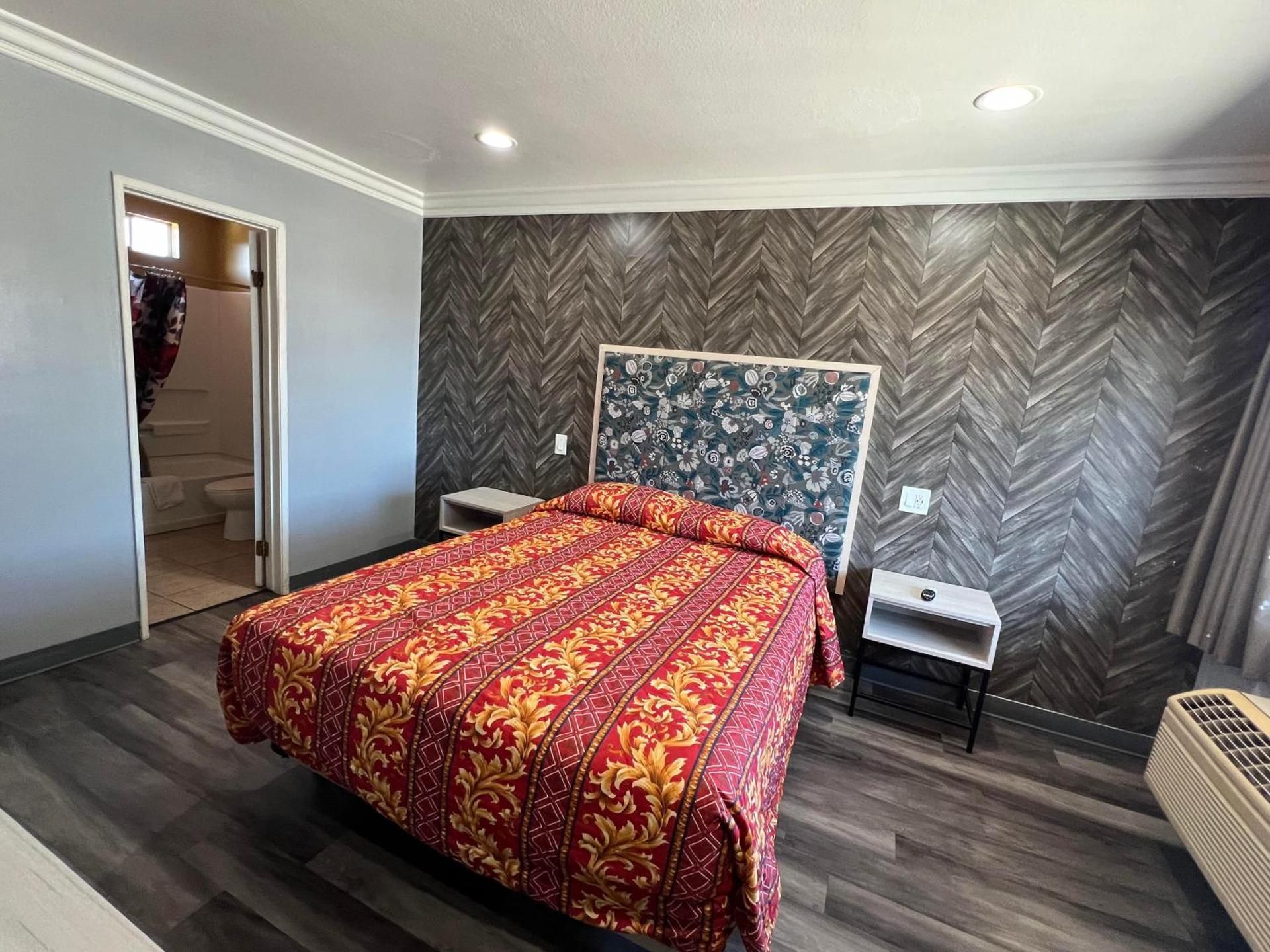 Standard Queen Room