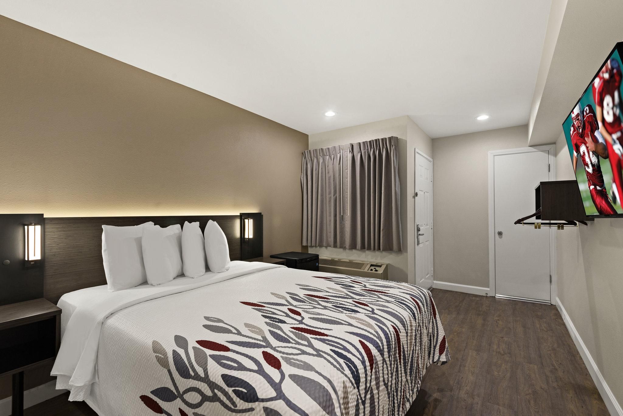 ADA Standard Queen with Roll-In Shower Non-Smoking