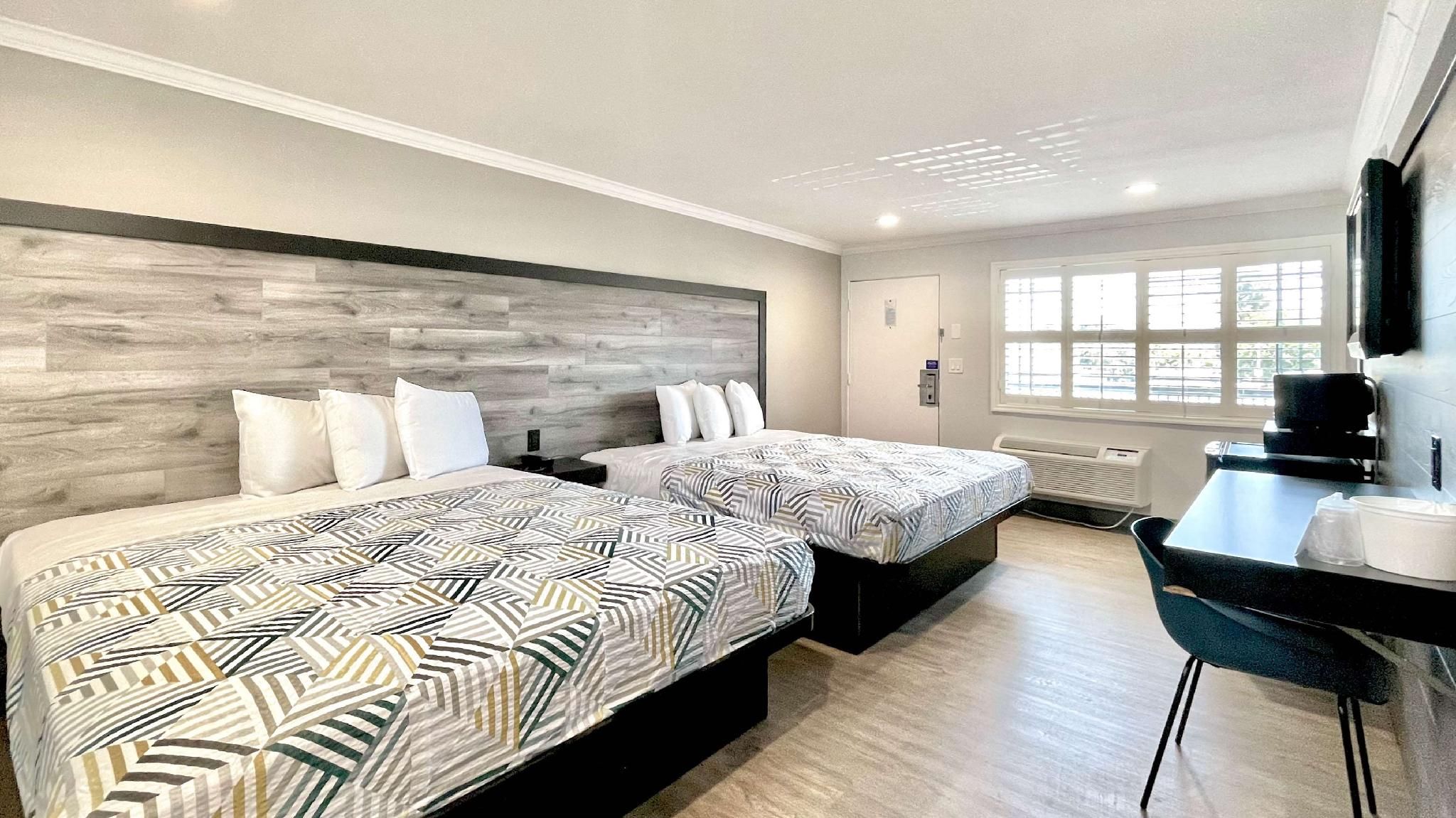 2 King Beds | Non-Smoking, Micfridge