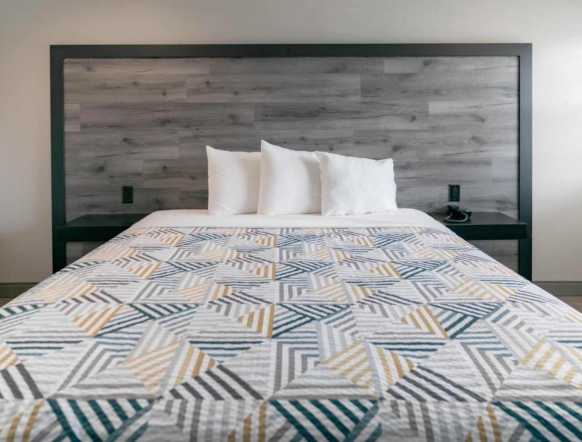 1 King Bed | Mob Acc RI Shwr Nsmk Micfridg