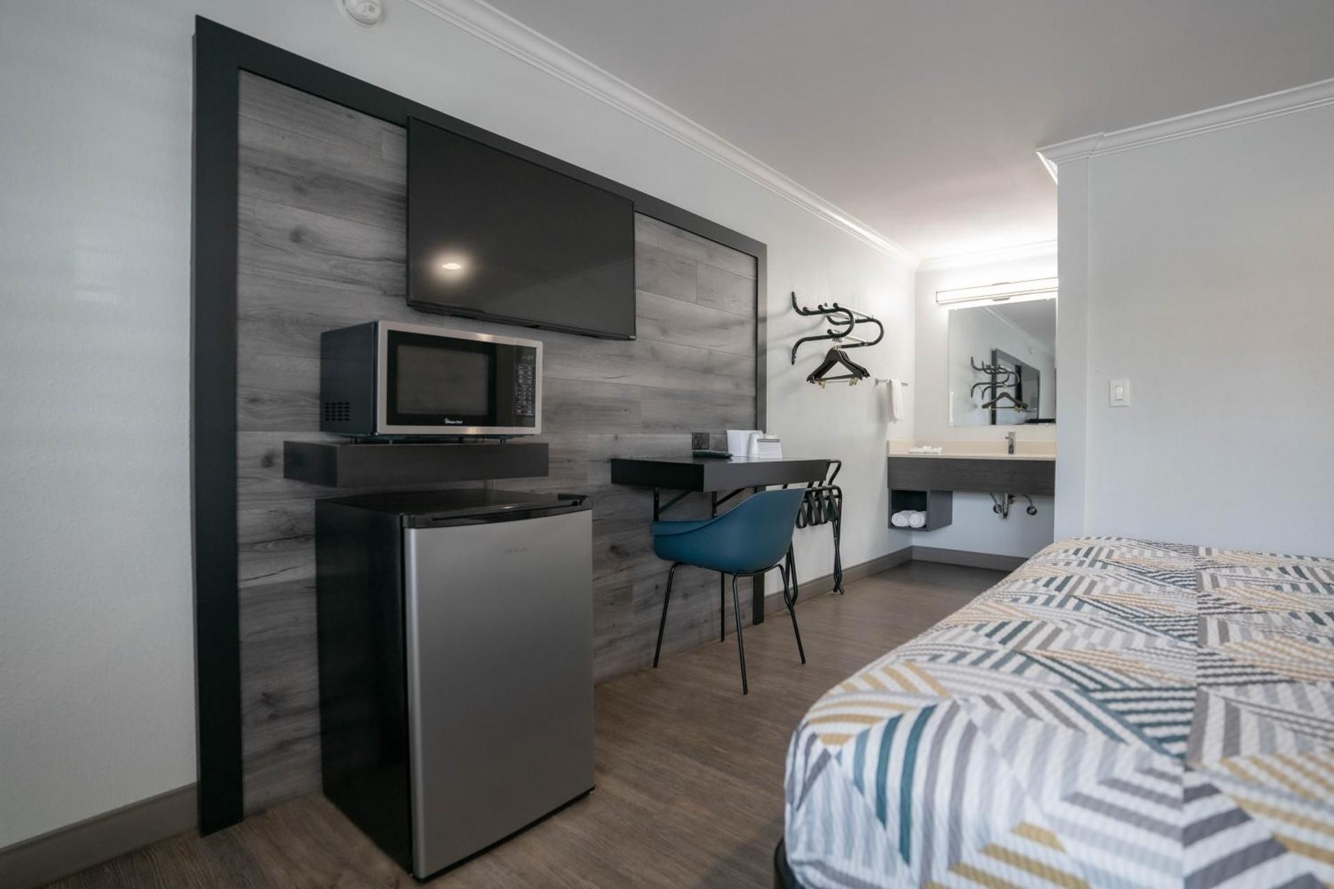 1 King Bed | Non-Smoking, Micfridge