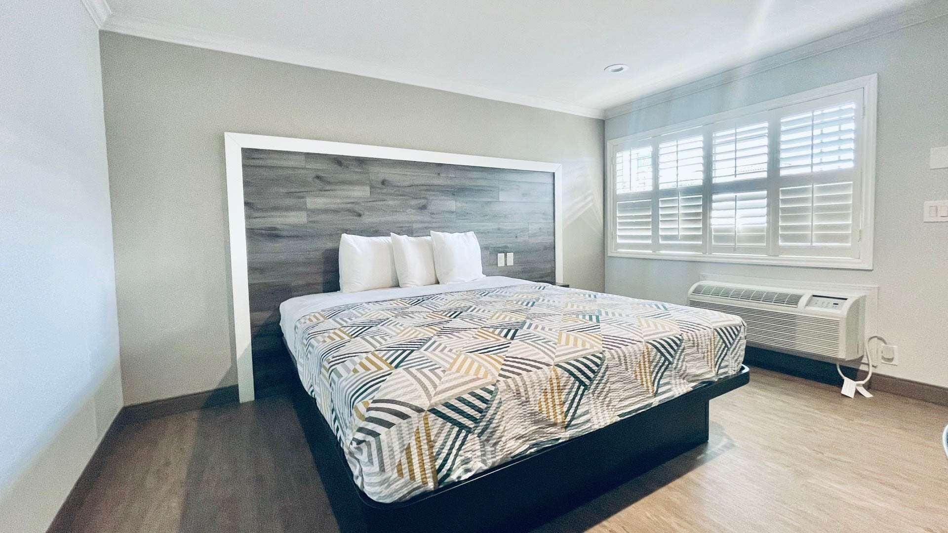 King Room with Roll-in Shower - Disability Access - Non-Smoking