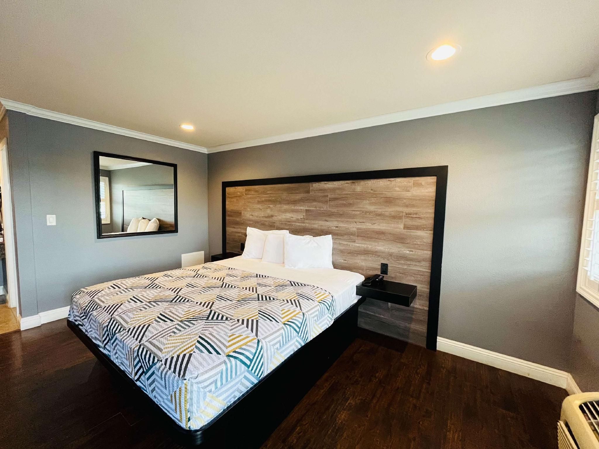 King Room with Roll-in Shower - Disability Access - Non-Smoking