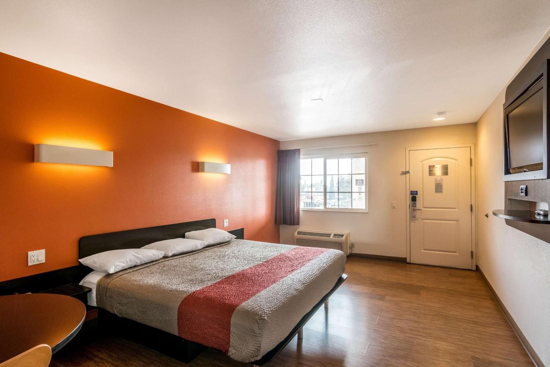 Deluxe King Room - Non-Smoking