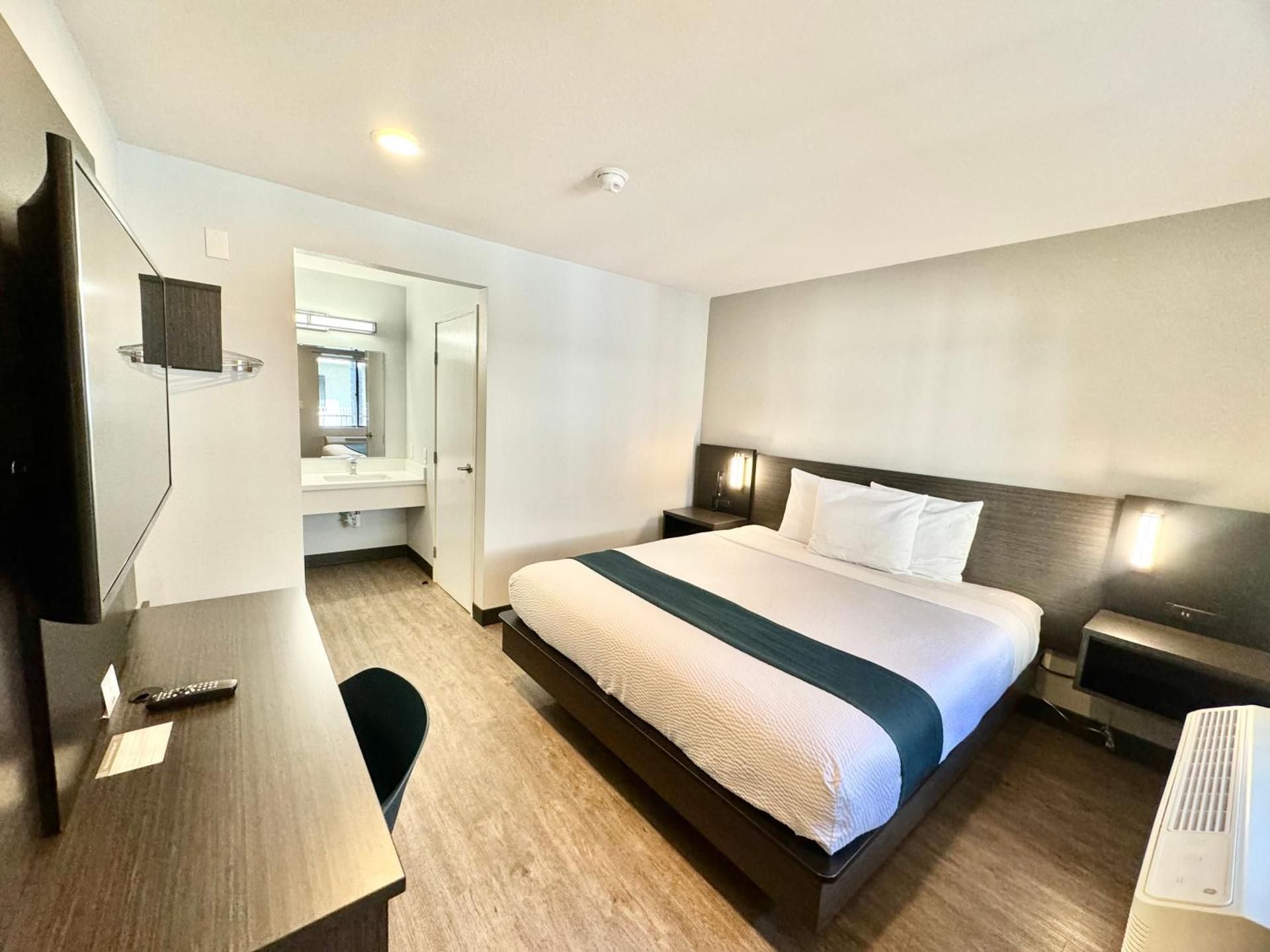 Deluxe King Room - Non-Smoking