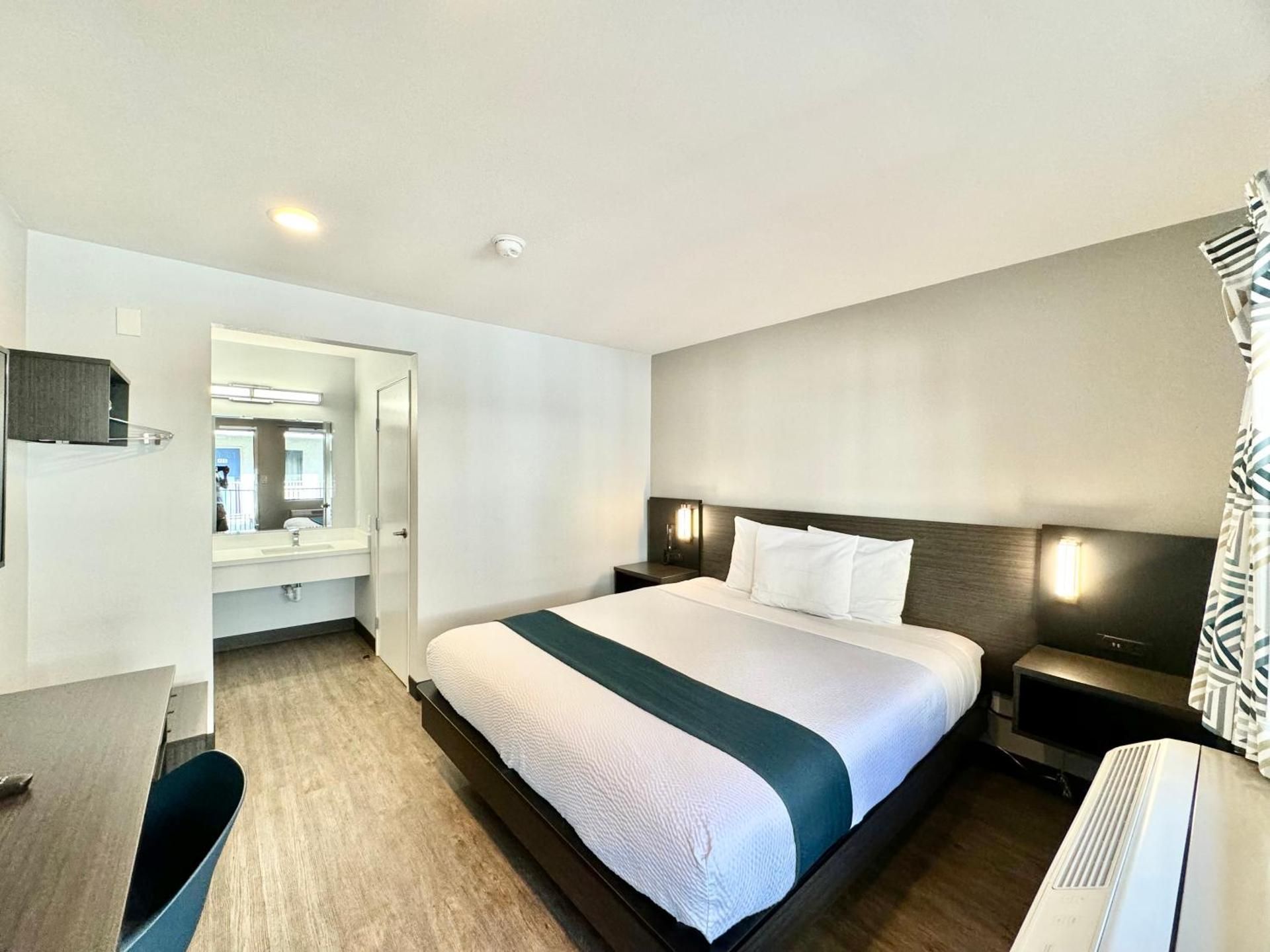Deluxe King Room - Non-Smoking
