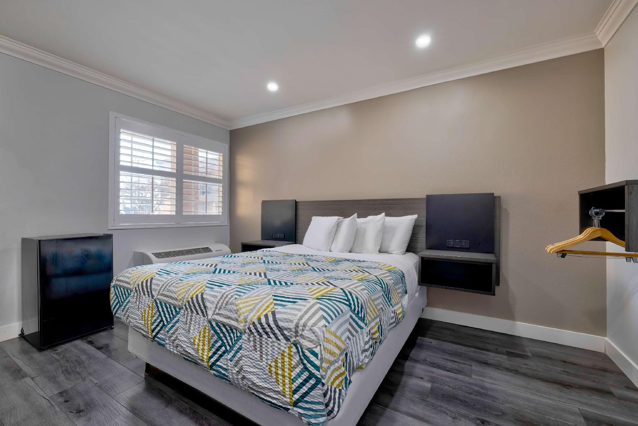 1 Queen Bed | Mobil Acces Tub Nsmk Minifridg