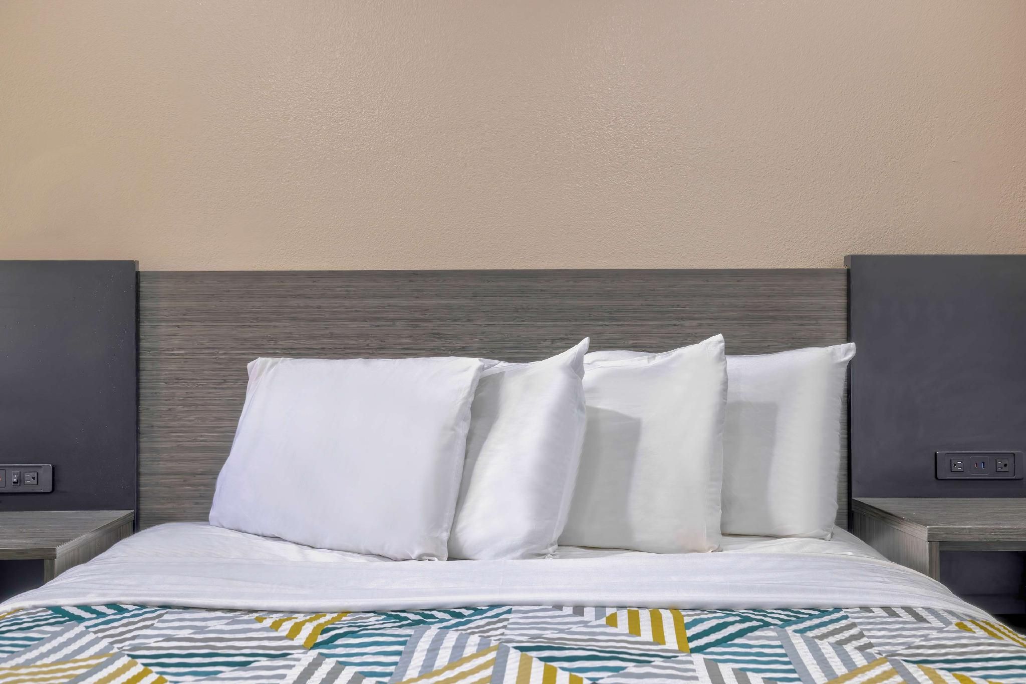 1 Queen Bed | Smoking, Mini Fridge