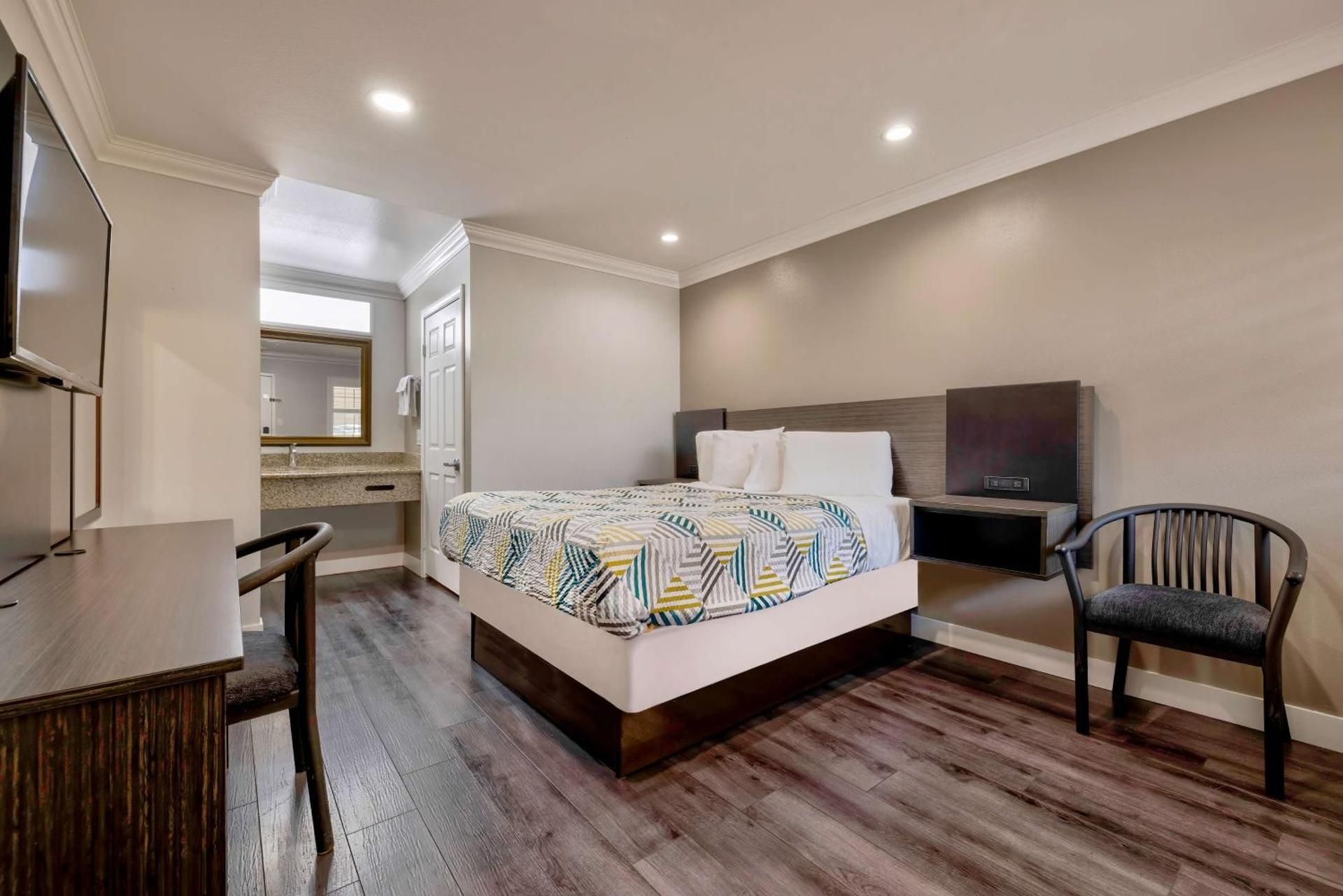 Queen Room - Disability Access - Non-Smoking
