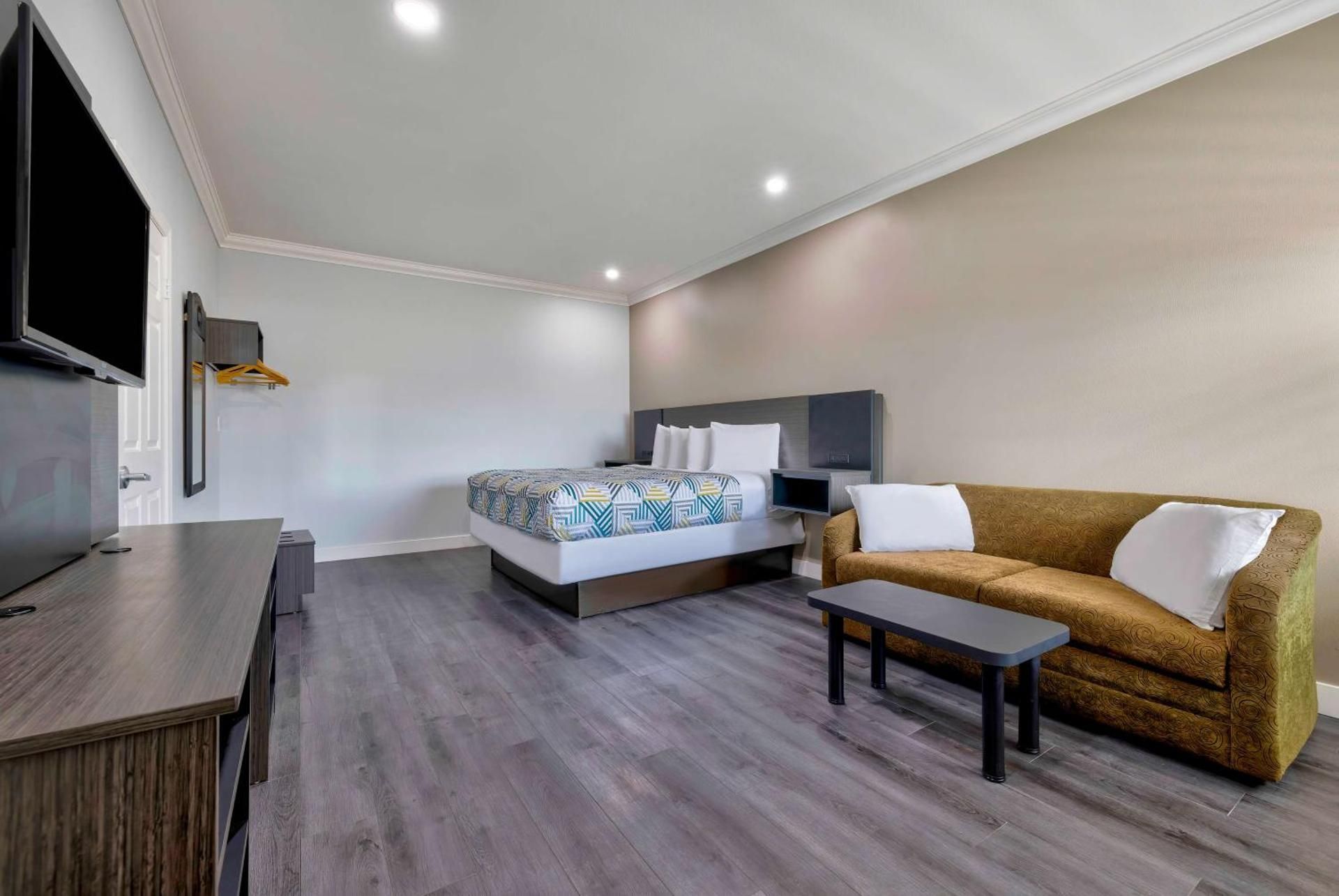 Queen Room - Disability Access - Non-Smoking